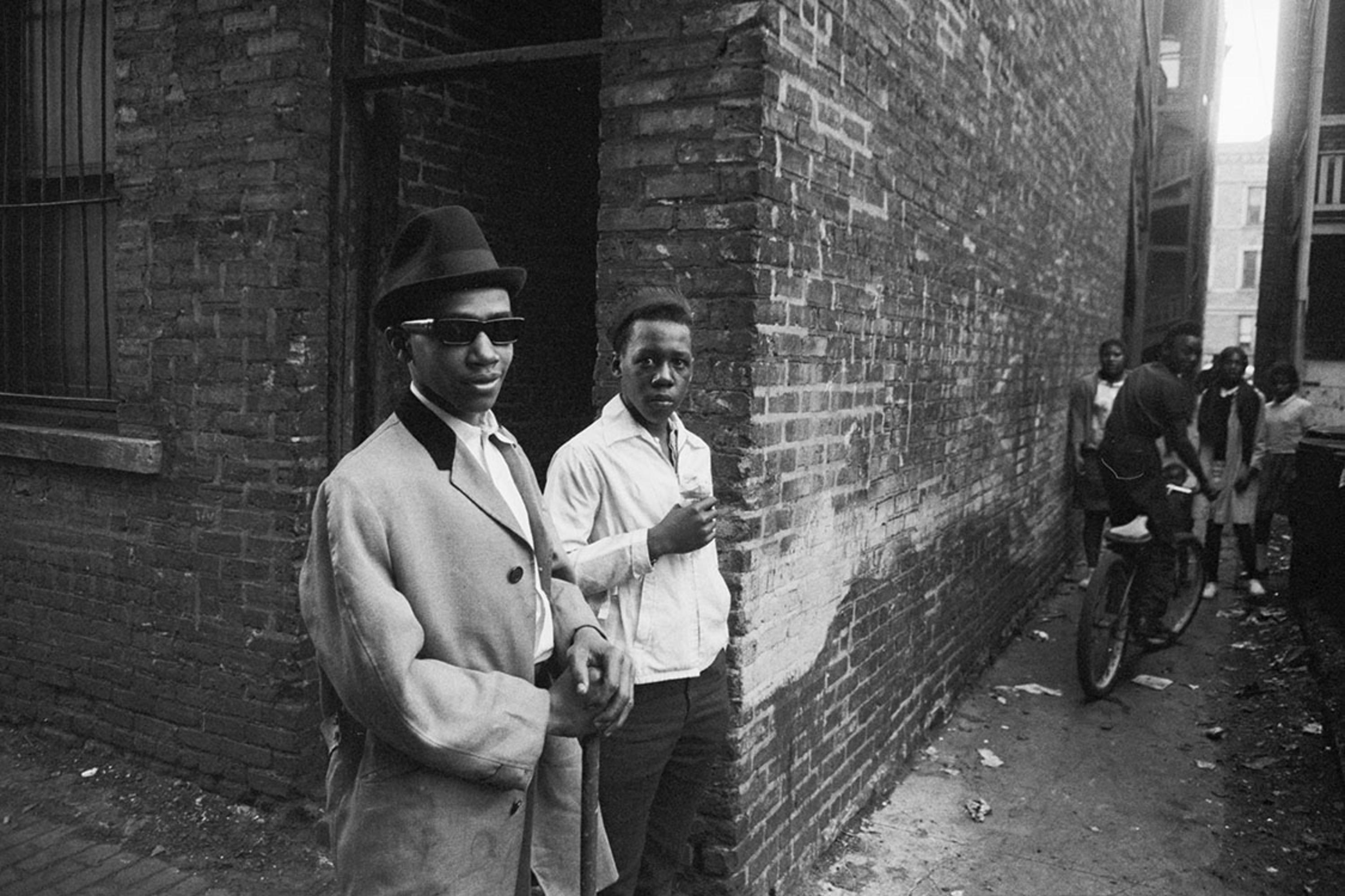 Nachlassgestempelt, Gelatineabzug Silber

Zwei junge Mitglieder von The Almighty Vice Lord Nation wurden auf den Straßen von Chicago fotografiert. Am besten bekannt als "Vice Lords" waren sie eine der ältesten und zweitgrößten Straßengangs in der