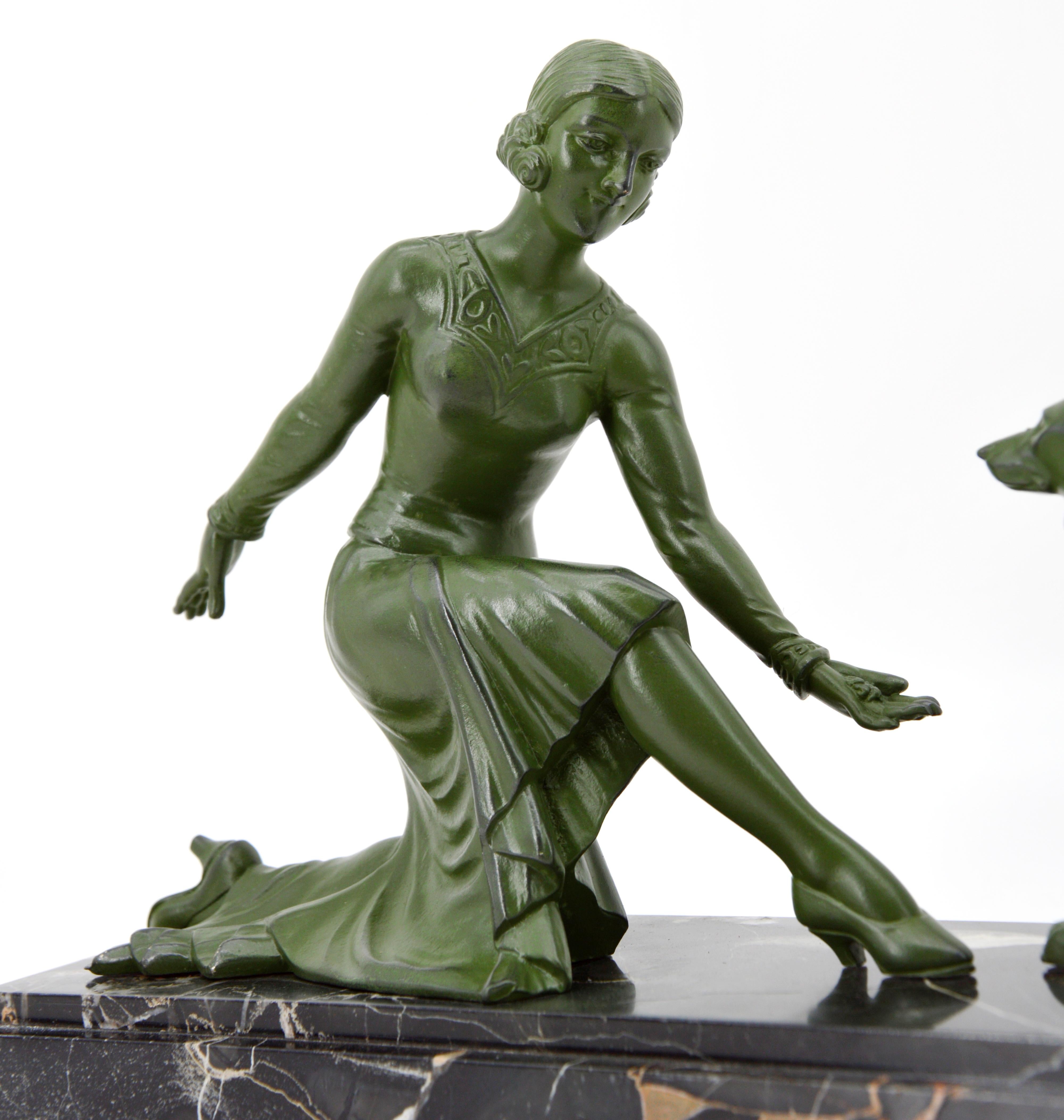 Französische Art-Déco-Skulptur von Tedd, Dame und deutscher Hirte, 1930er Jahre im Angebot 1