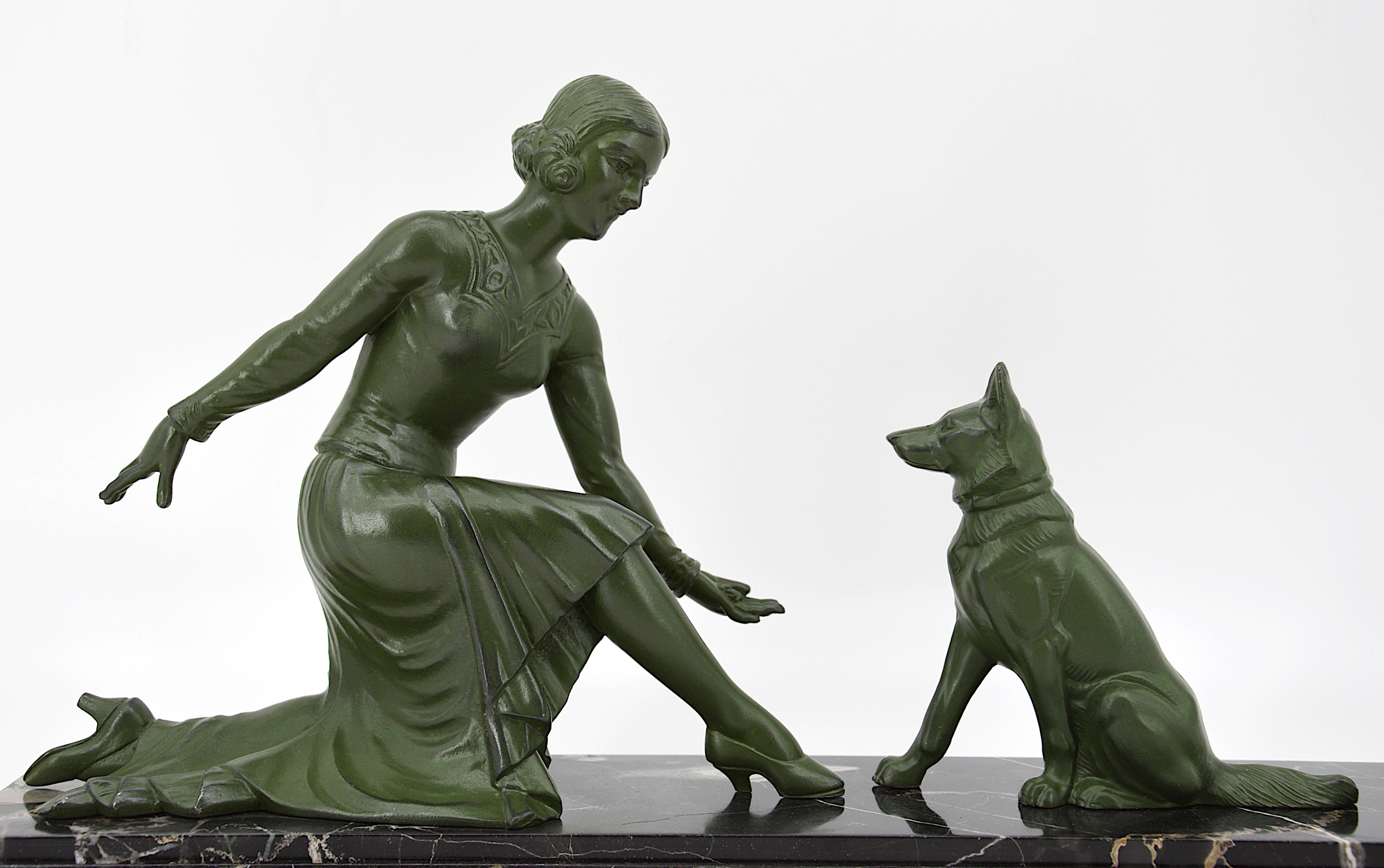 Französische Art-Déco-Skulptur von Tedd, Dame und deutscher Hirte, 1930er Jahre im Angebot 2