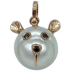 Collier pendentif ourson en or rouge 18 carats avec diamant noir et perle australienne Collier pendentif ourson en or rouge 18 carats avec diamant noir et perle australienne