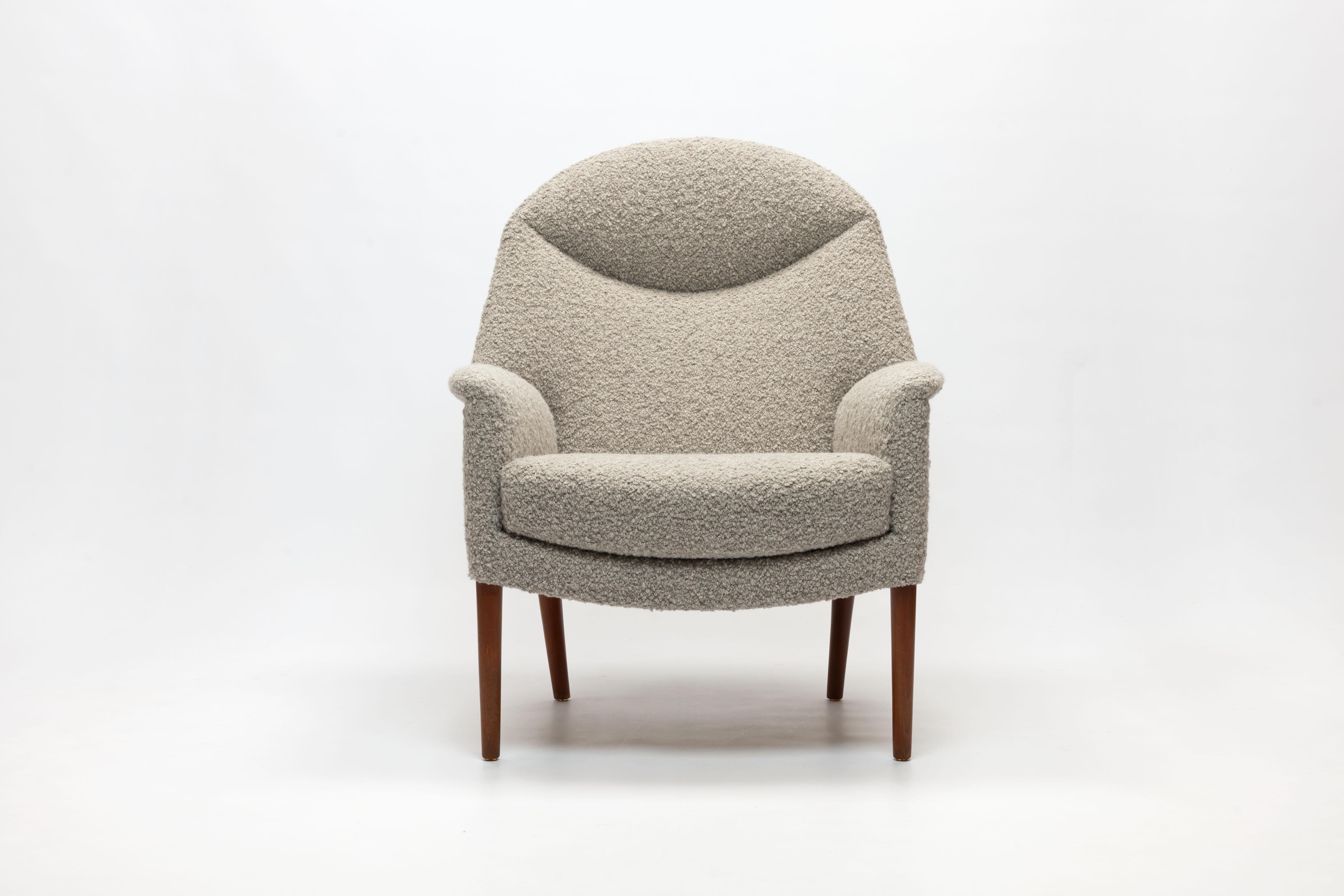 Beautiful large lounge chair by Fritz Hansen, designed by Danish designers Ejner Larsen & Aksel Bender Madsen.  
The chair is fully restored and upholstered in an exclusive chunky bouclé fabric of alpaca wool by exclusive French fabric brand 'Pierre