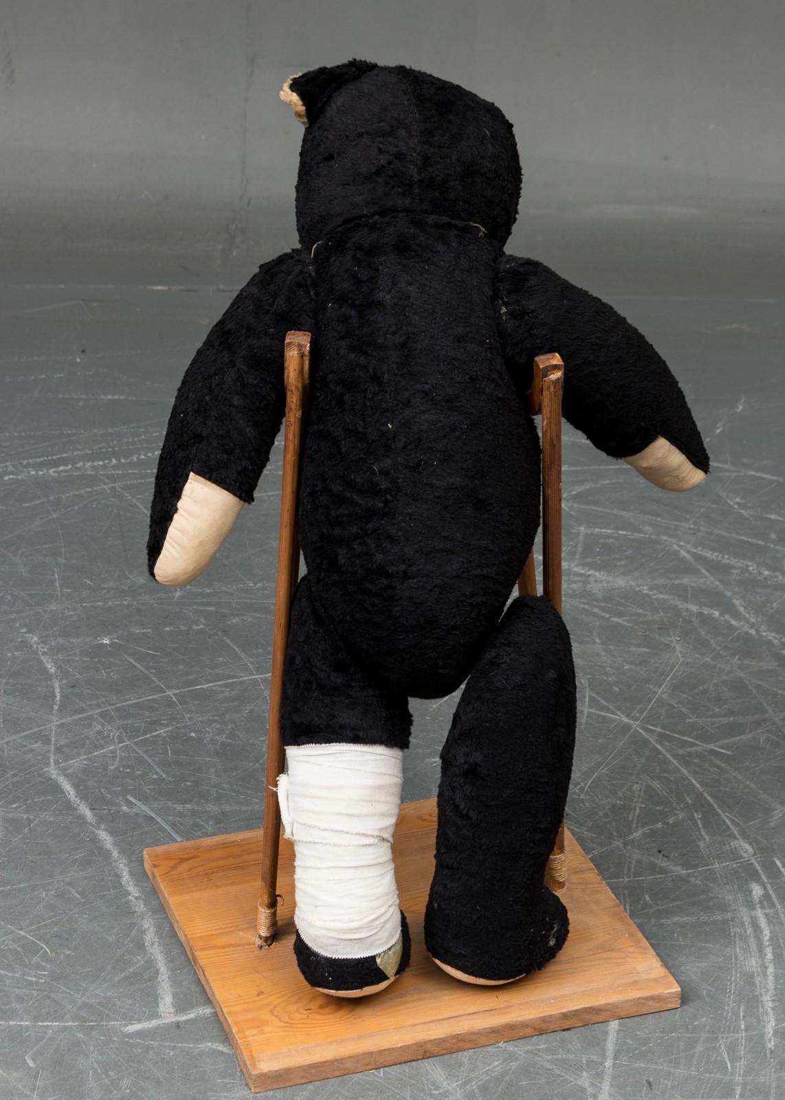 teddy bear with crutches