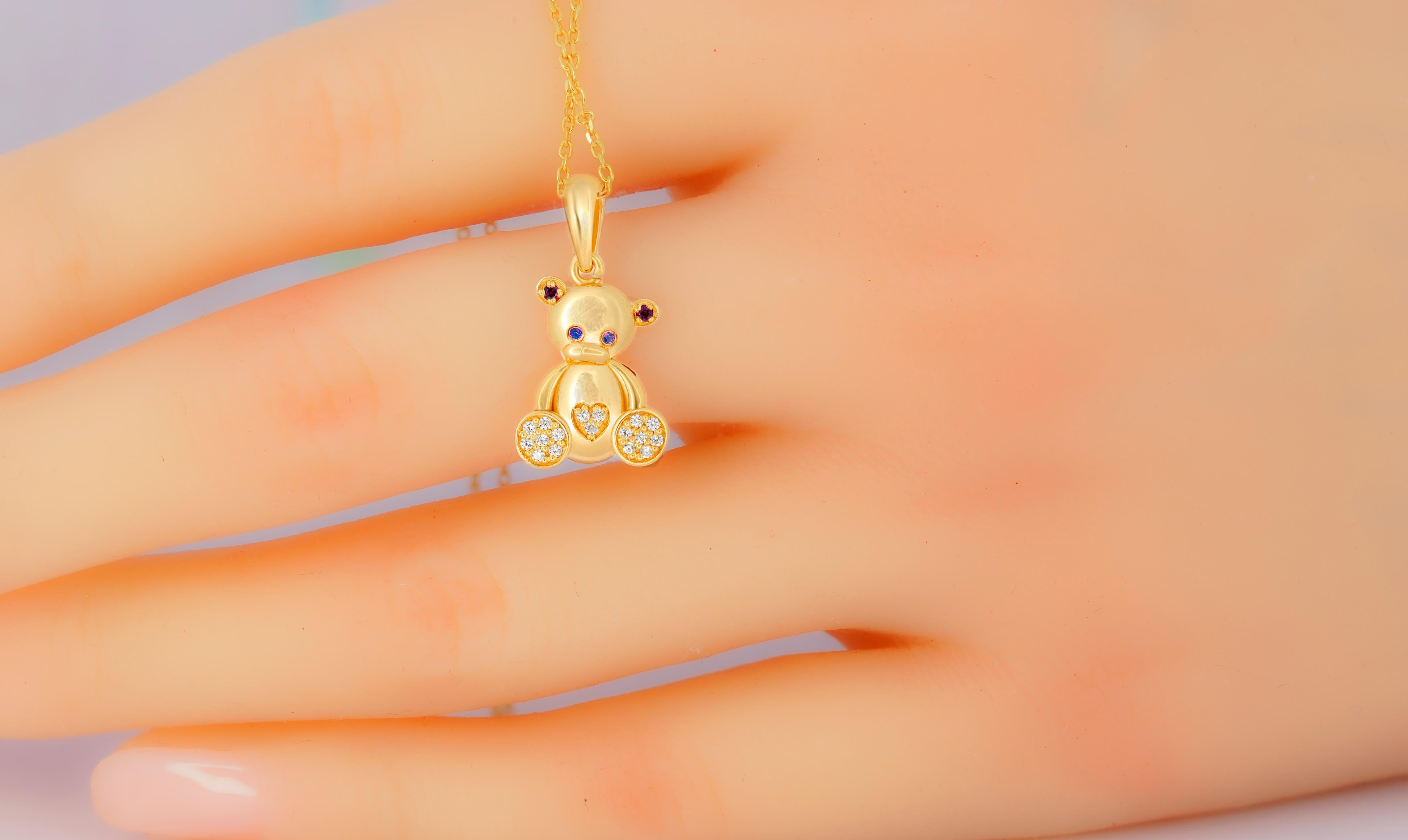 Ciondolo a forma di orsetto in oro 14k. Collana con pera gommosa gonfiata. Ciondolo in oro con il simbolo dell'amore e della cura. Simpatico charme a forma di orso. 

Metallo: oro 14k
Dimensioni del ciondolo: 21,5x11,5
Peso: 1.7 gr
Il ciondolo va