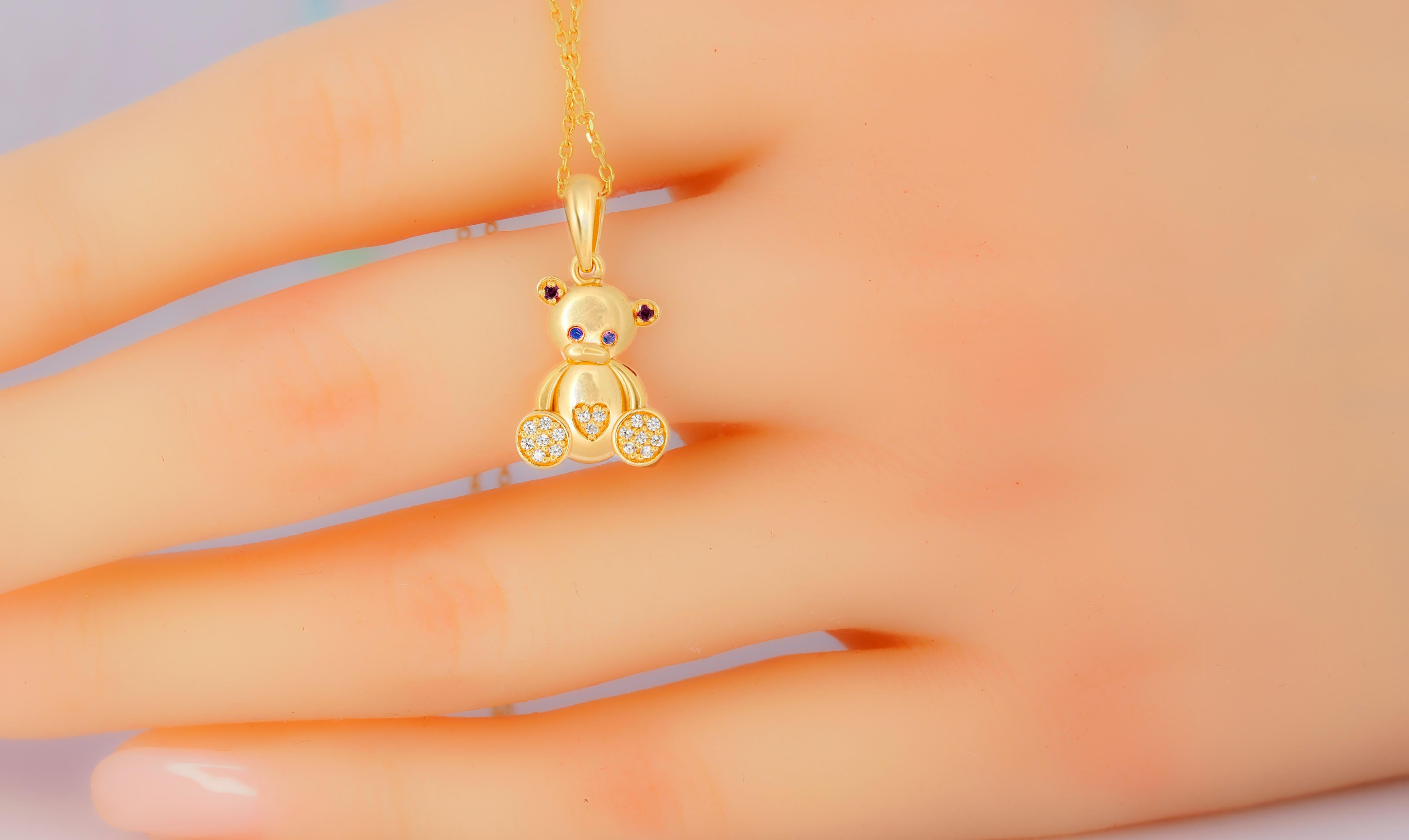 Round Cut Teddy bear pendant in 14k gold. For Sale
