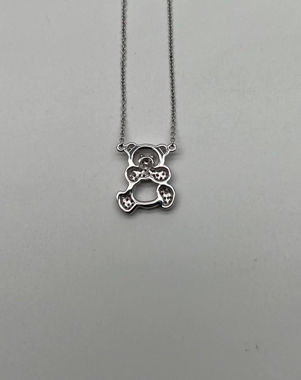 Taille mixte Chaîne collier pendentif en or blanc 18 carats à motif d'ours serti de diamants pavés en vente