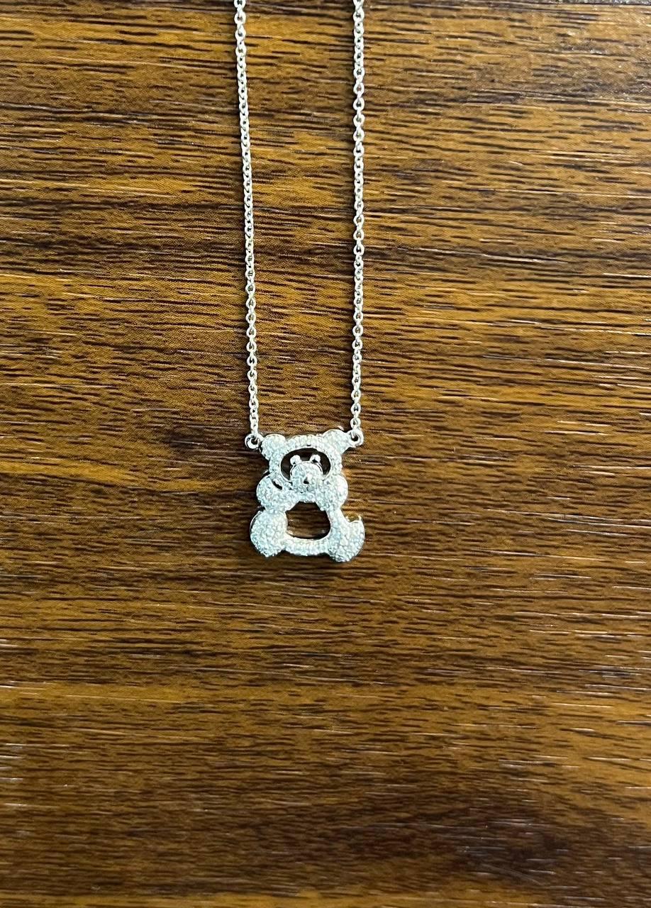 Chaîne collier pendentif en or blanc 18 carats à motif d'ours serti de diamants pavés Pour femmes en vente