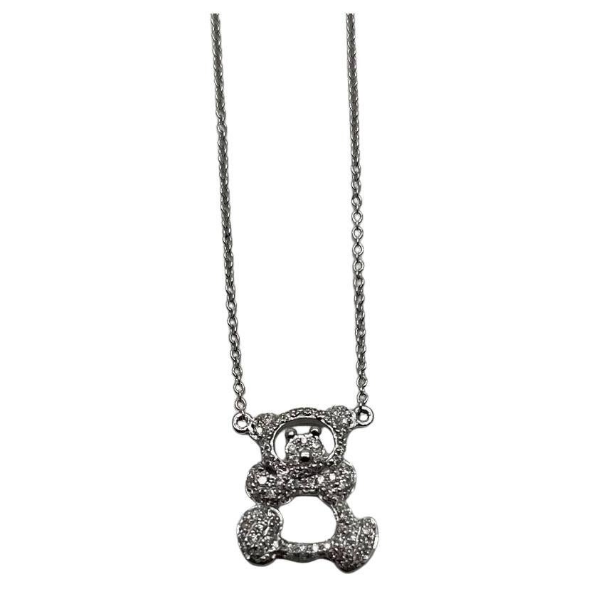 Collar de cadena con colgante de oro blanco de 18 quilates engastado con ositos de peluche y diamantes pavé