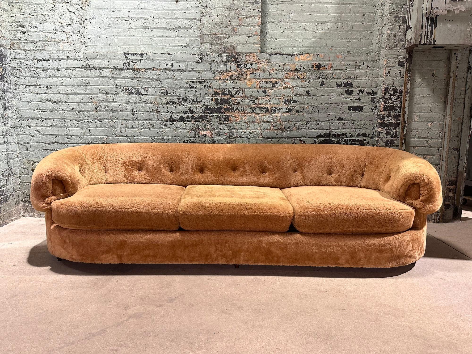 Teddybär-Sofa, 1970er Jahre. Der Stoff ist original, ohne Risse, Brüche oder Flecken. Hergestellt von Schweiger.
Maße: 100