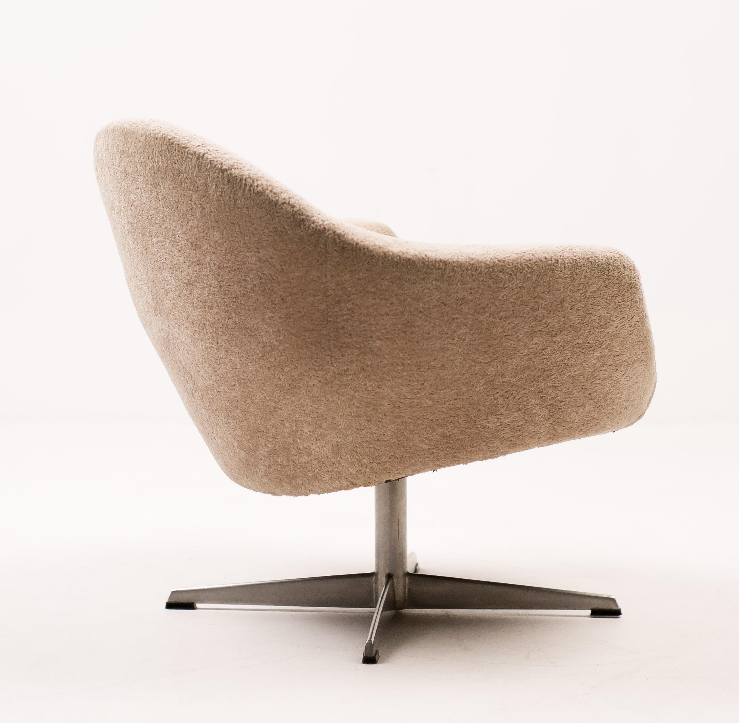 Very comfortable Scandinavian lounge chair upholstered in teddy fabric on a cast aluminium swivel base.
Unlike i.e. a swan or egg chair it is virtually impossible to find another example of this chair. Very exclusive!
Great all original vintage