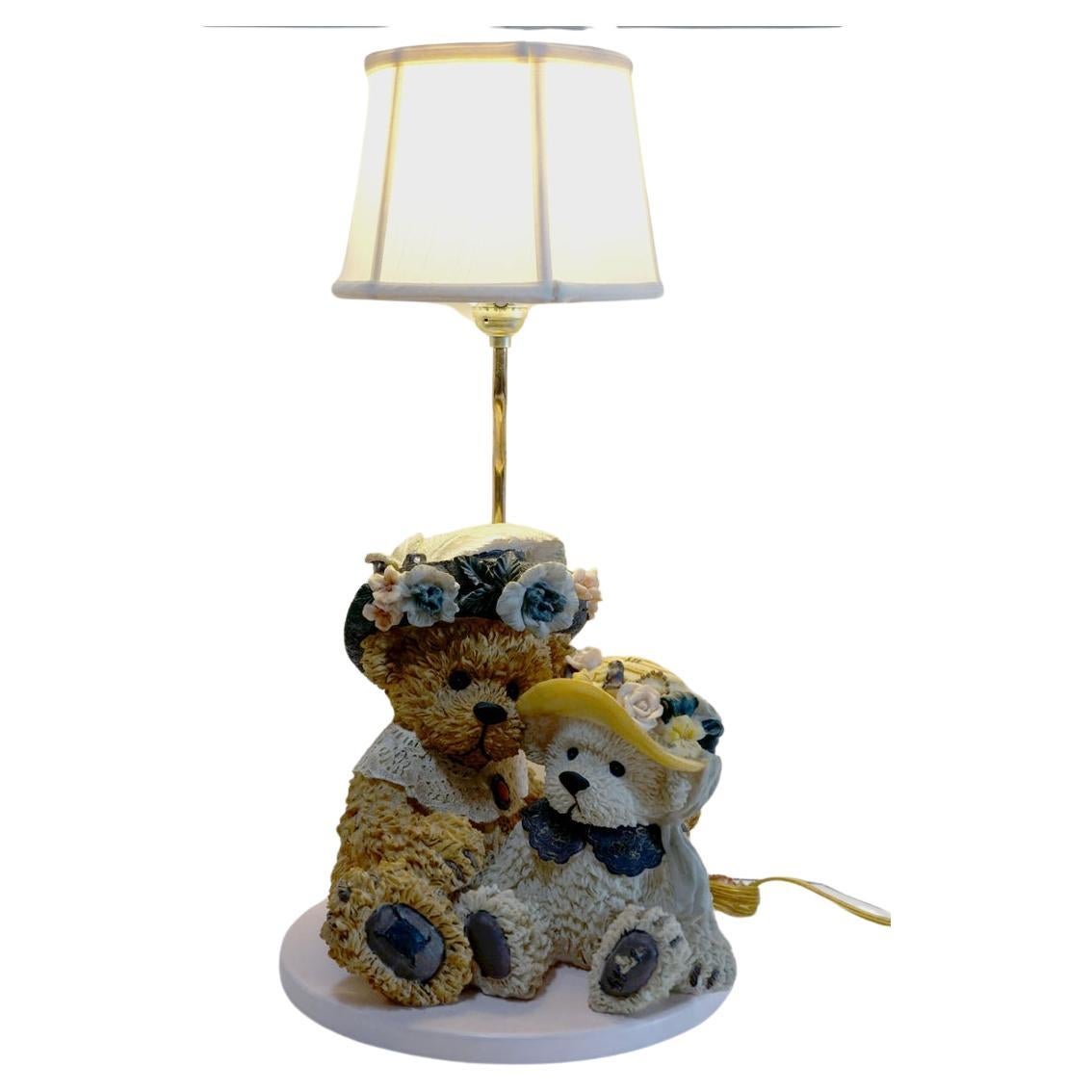 Teddybären-Lampe auf rosa Sockel mit weißem Schirm