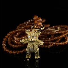 « Teddy Garnet » Ours en or 18 carats avec yeux en diamant sur doubles brins de hessonite