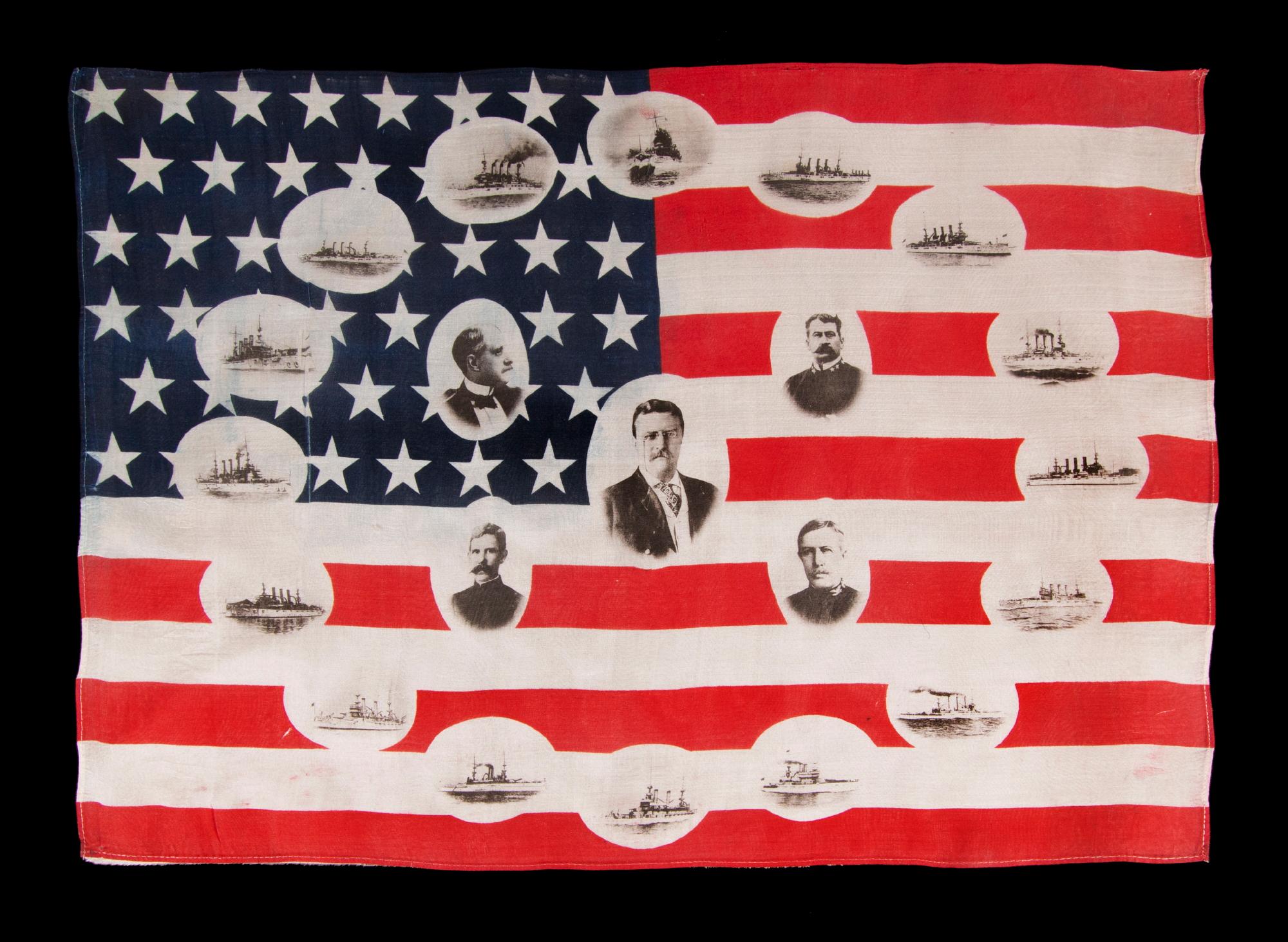 Rare et magnifique drapeau de parade américain avec des images de Teddy Roosevelt et de sa Grande Flotte Blanche, 1907-1909, ex-collection Richard Pierce :

drapeau de parade à 46 étoiles, imprimé sur de la soie très fine, réalisé pour célébrer le