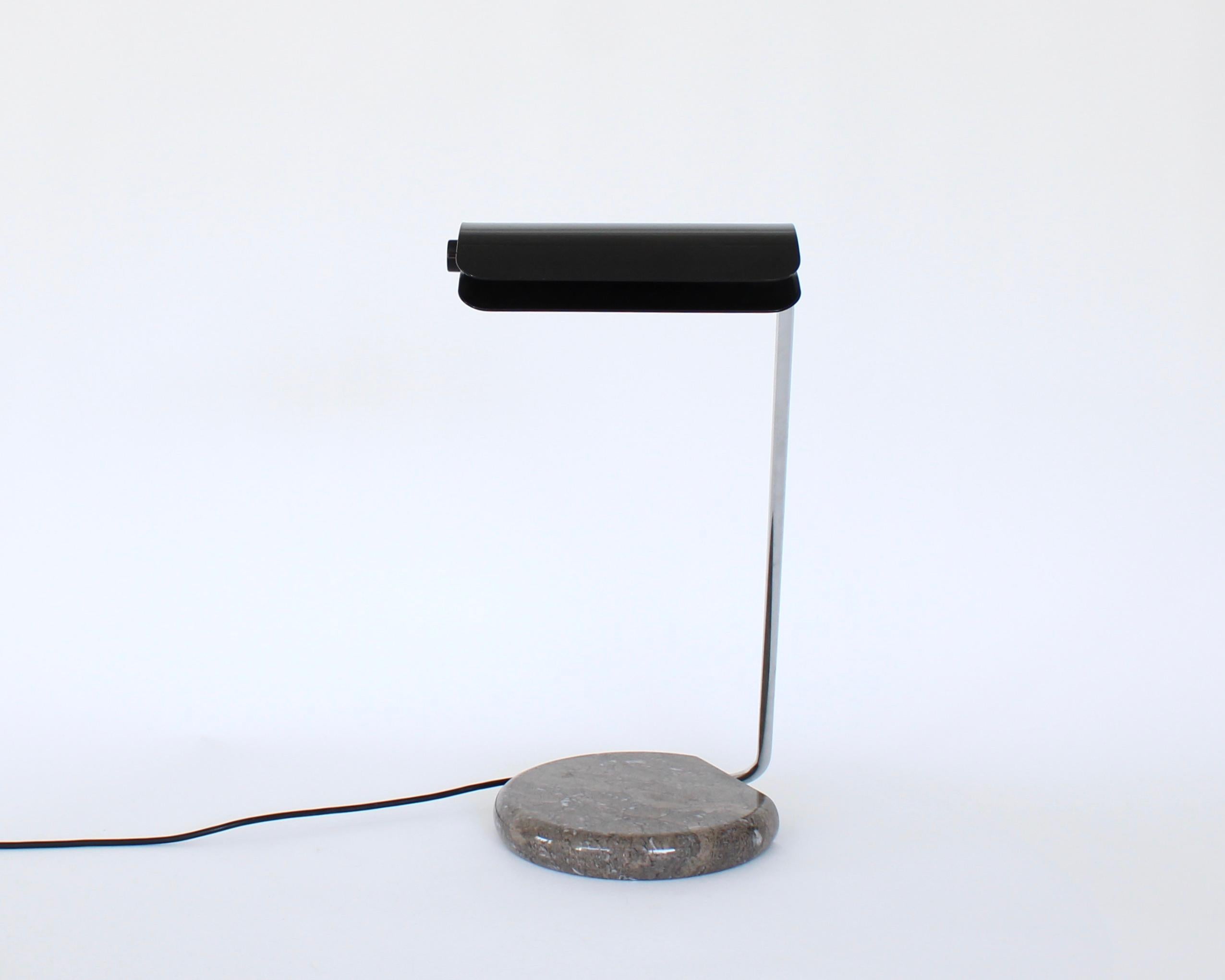 Chrome Lampe de table Tegola de Bruno Gecchelin pour Skipper and Pollux en vente