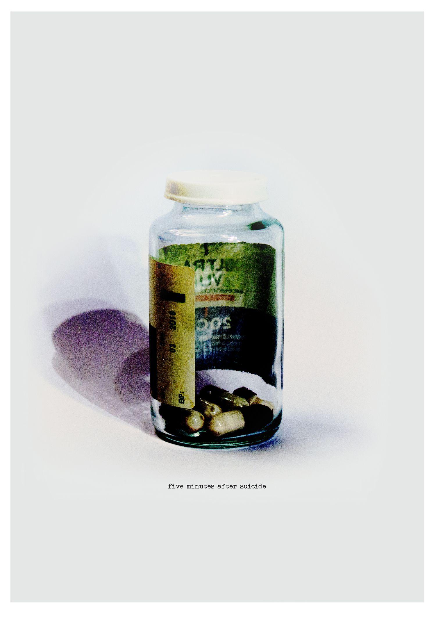 Tehos Frederic Camilleri Color Photograph – Tehos - Fünf Minuten nach Selbstmord, Fotografie, Archivtinte Jet