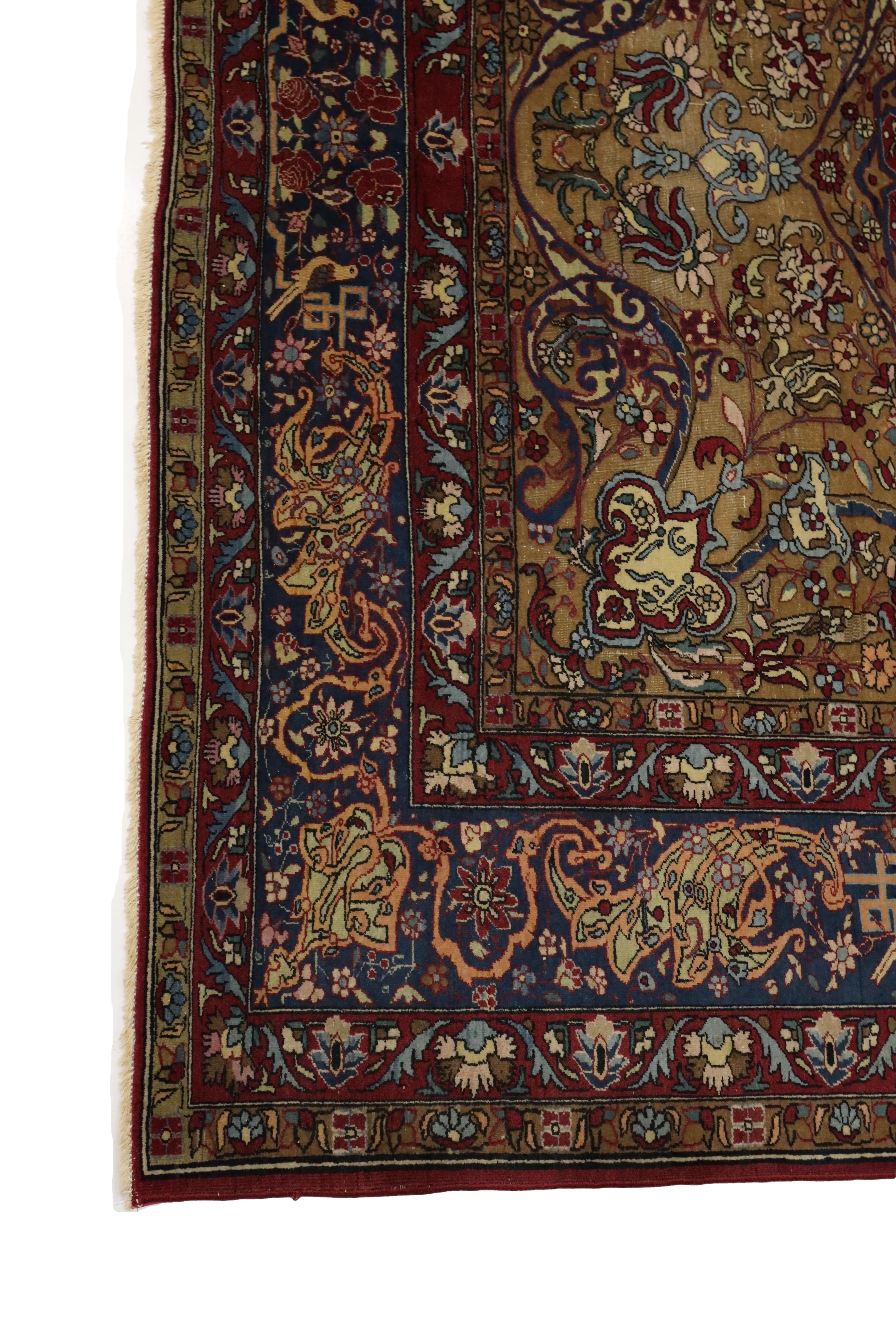 Dieser exquisite antike Teheran-Teppich, der um 1890 gewebt wurde, ist ein großartiges Beispiel persischer Handwerkskunst und verkörpert die Raffinesse und Kunstfertigkeit, für die Teheran-Webereien bekannt sind. Mit einer beeindruckenden Größe von
