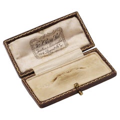 Scatola con spilla T.E.I. Perry