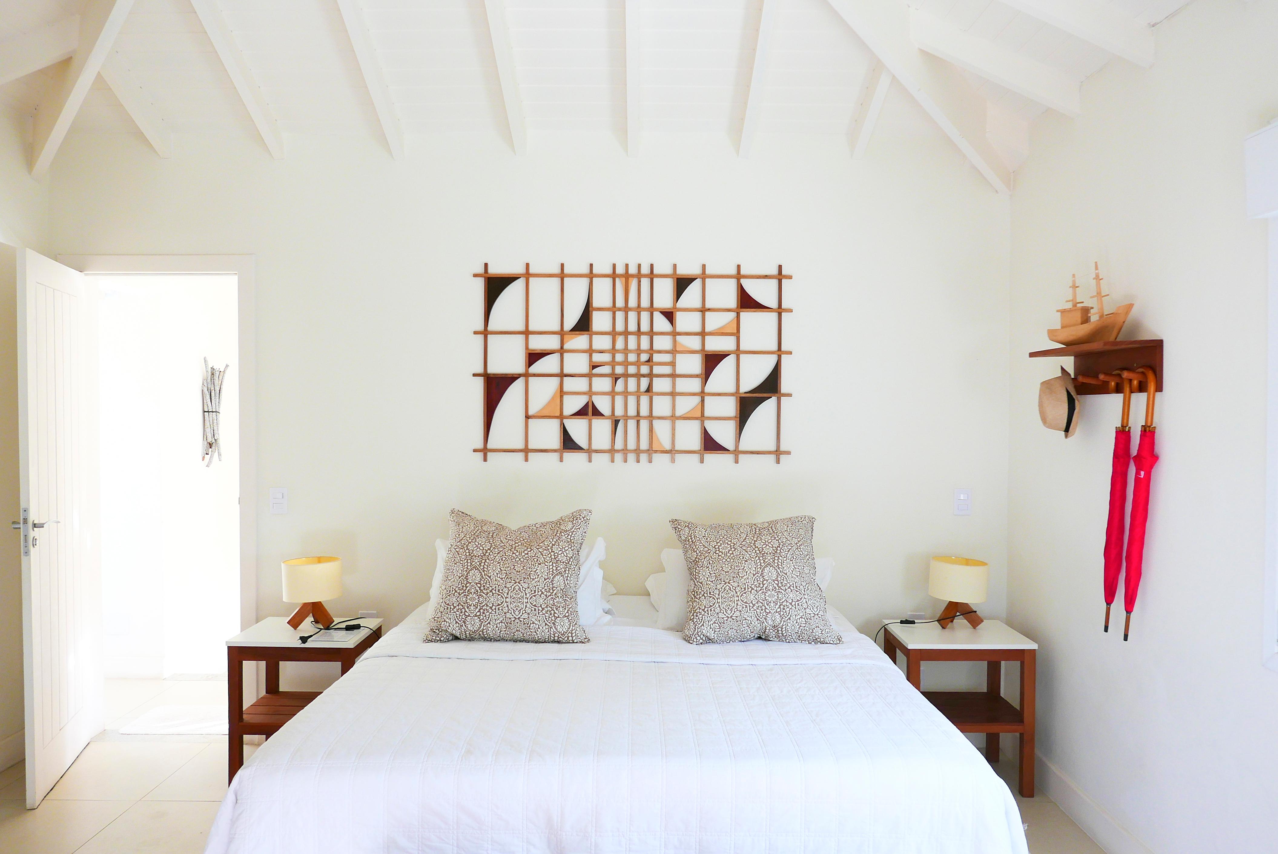 Compuesto por una sección transversal de maderas brasileñas, el Panel de Pared Teia es una sutil yuxtaposición de color y forma compuesta por una forma de inspiración Art Déco combinada con tonos variados y naturales de madera.

La instalación se