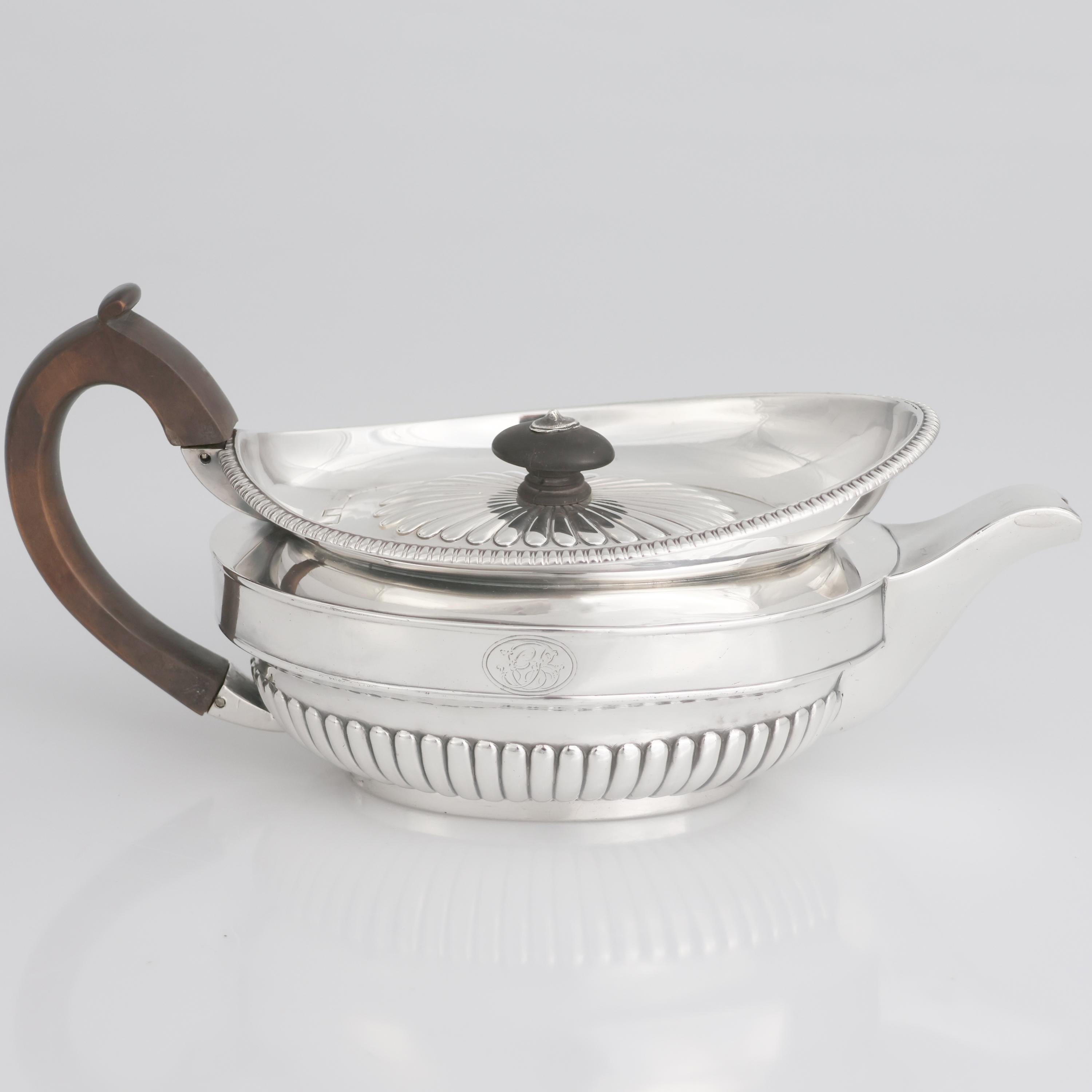 Descrizione
Teiera in argento sterling Giorgio III, Paul Storr, Londra, 1810.
Teiera in argento sterling, con una forma bassa e compatta. Bordi sagomati a gadroon sia nella parte superiore che alla base della teiera.  Sulla parte anteriore è inciso