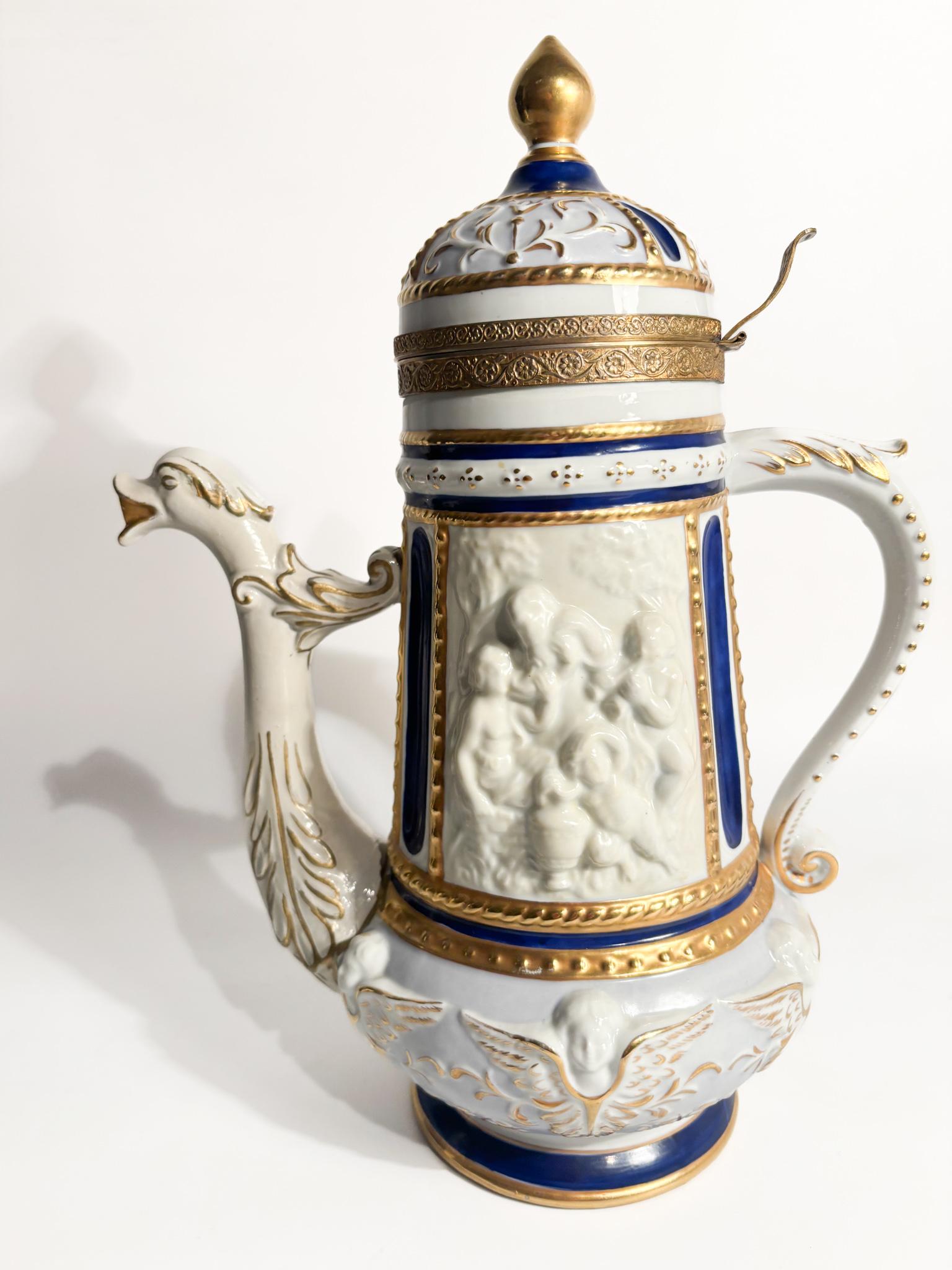 Théière en porcelaine de Capodimonte, bronze et or Fin des années 1800 en vente 4
