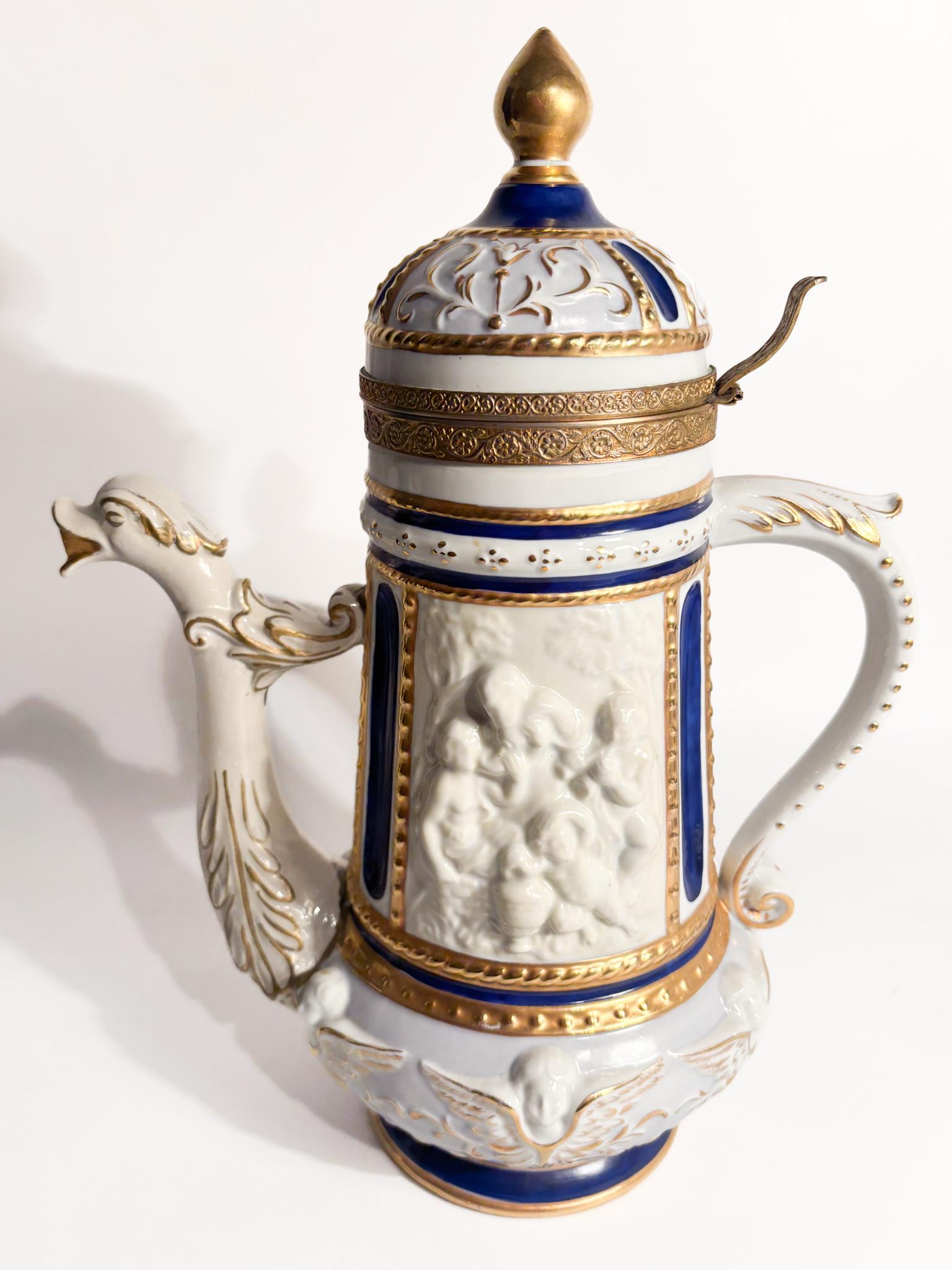Théière en porcelaine de Capodimonte, bronze et or Fin des années 1800 en vente 6