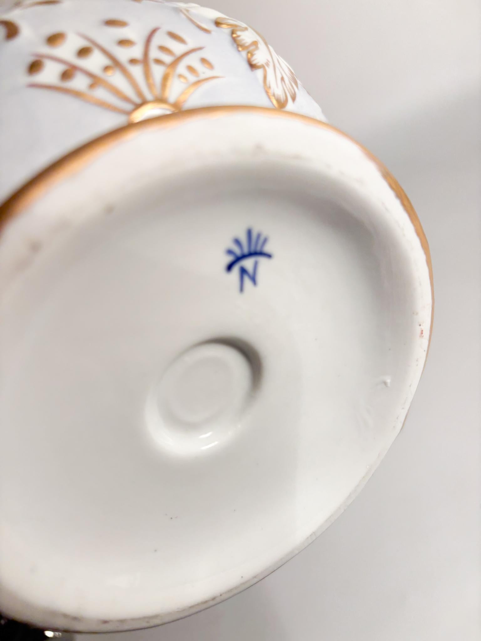 Théière en porcelaine de Capodimonte, bronze et or Fin des années 1800 en vente 8