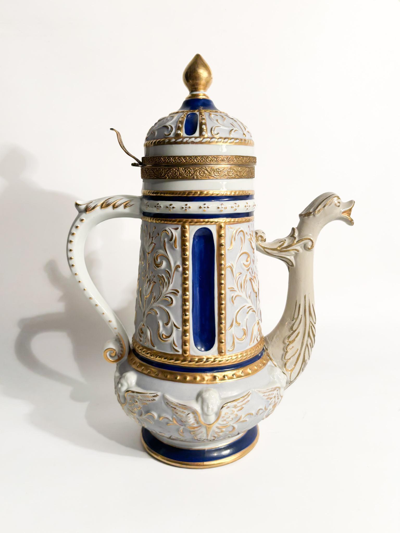 Théière en porcelaine de Capodimonte, bronze et or pur, réalisée à la fin du XIXe siècle

Ø cm 23 Ø cm 14 h cm 30

La porcelaine de Capodimonte est une excellence de l'artisanat italien, avec une histoire riche et une production qui se distingue par