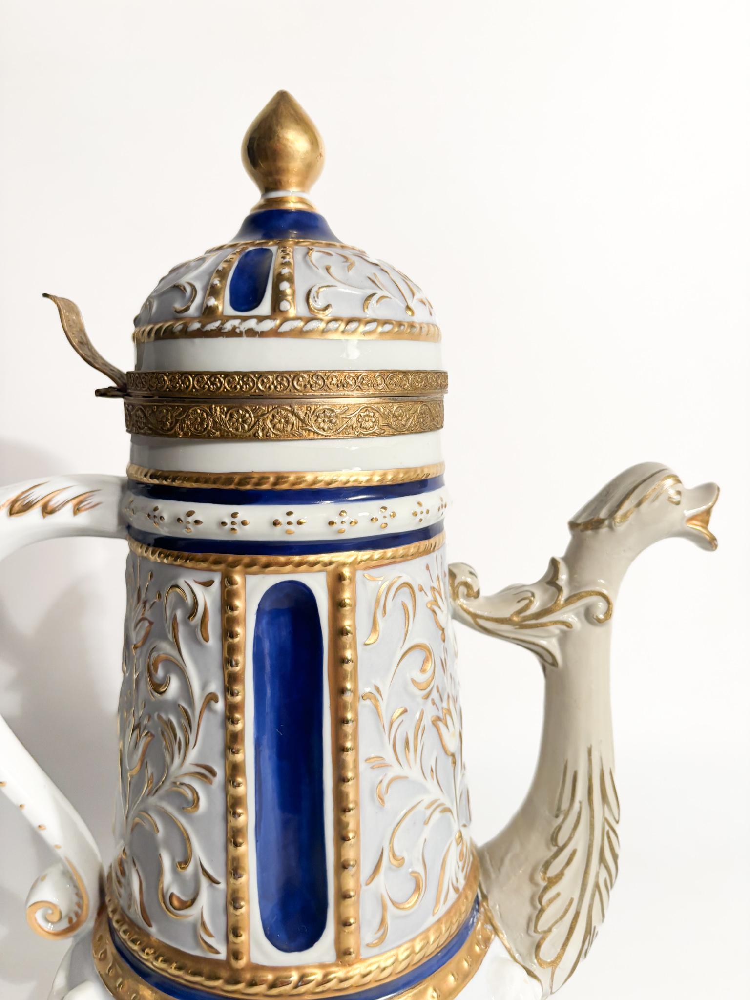 italien Théière en porcelaine de Capodimonte, bronze et or Fin des années 1800 en vente