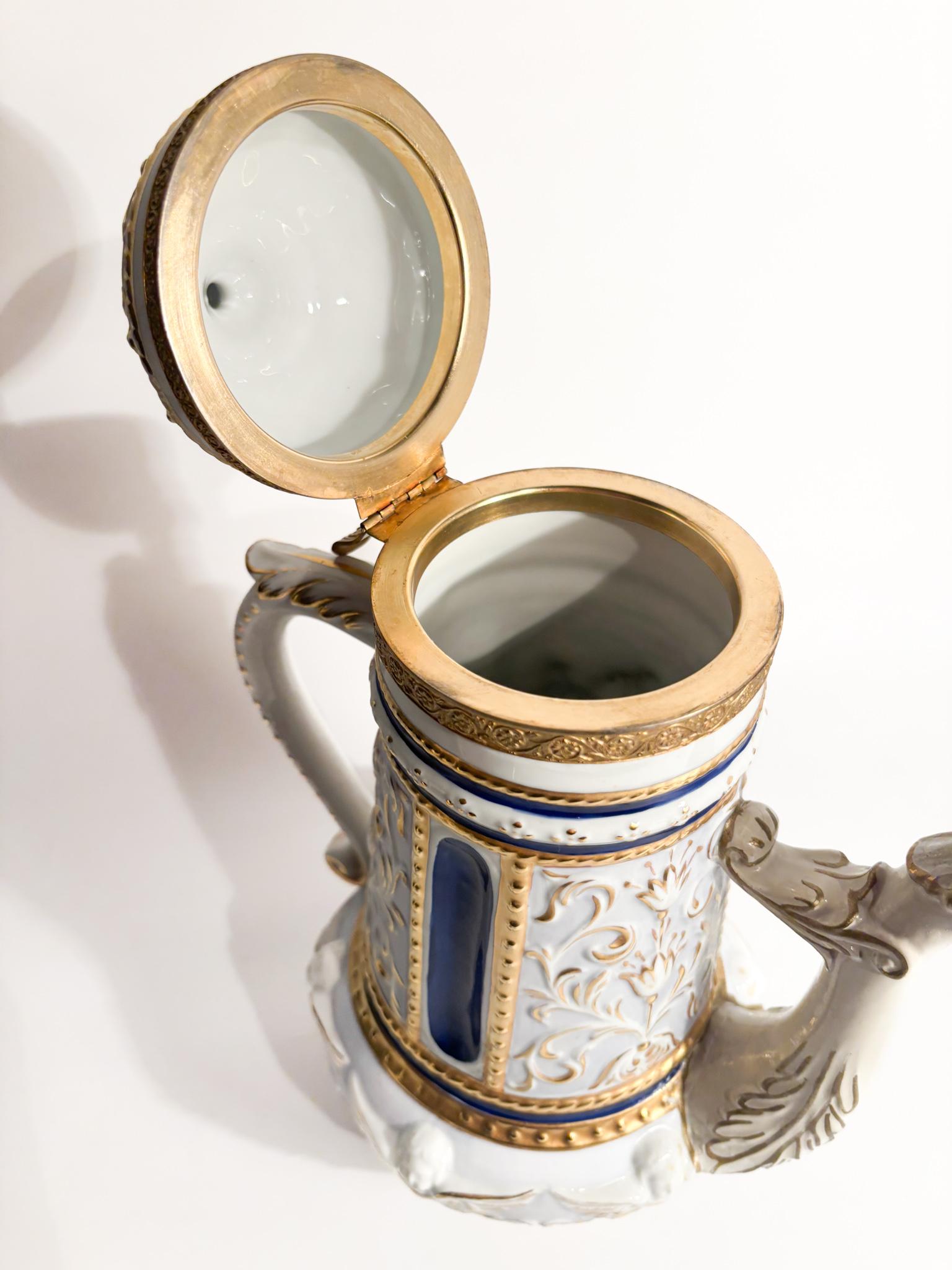 Théière en porcelaine de Capodimonte, bronze et or Fin des années 1800 en vente 1