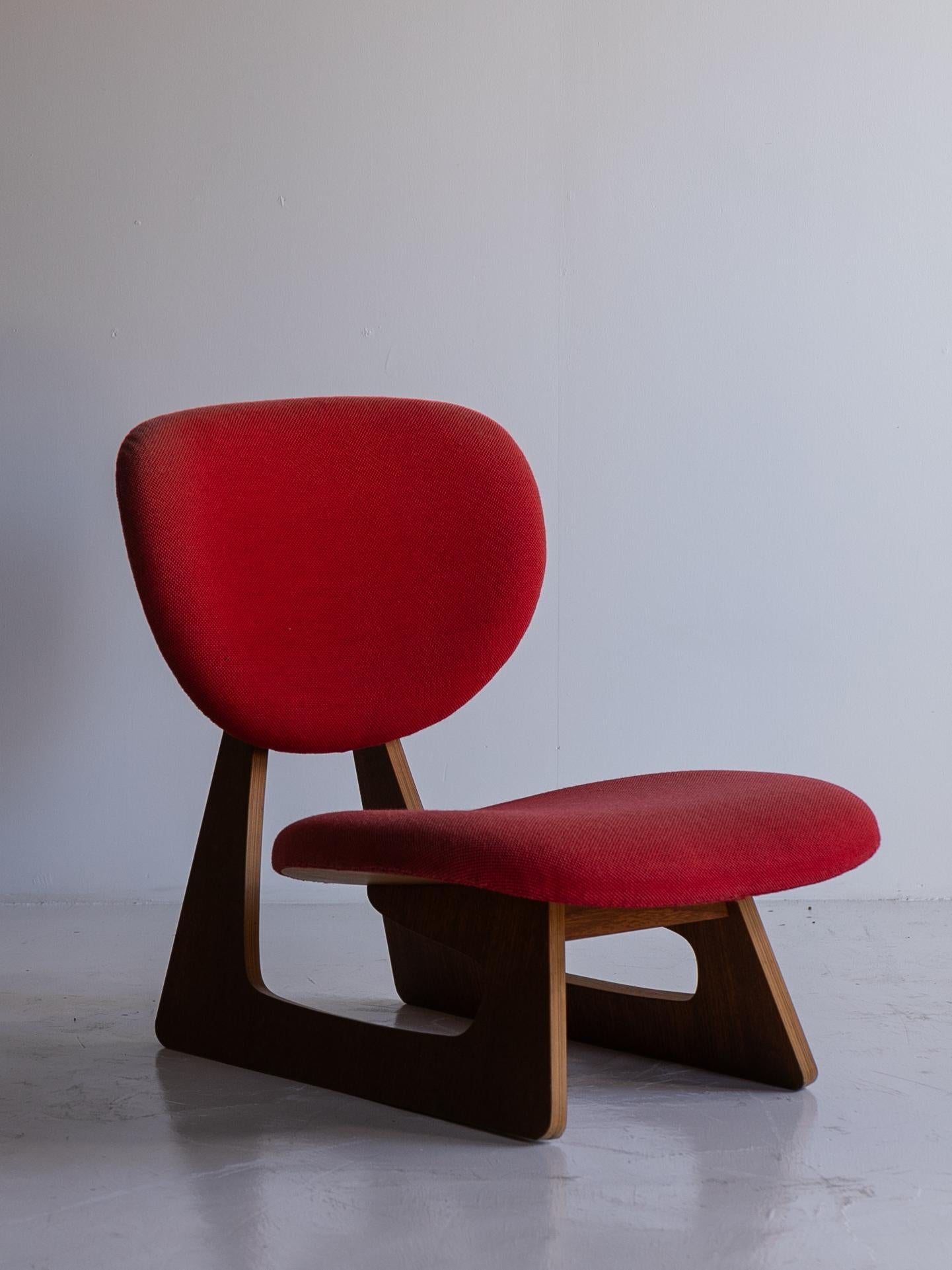 It was designed by Daisaku Cho to compose the Japan booth at the Milan Triennale held in 1960.

At that time, he belonged to the architectural research institute of Mr. Junzo Sakakura, one of the representatives of Japanese modernist architecture.