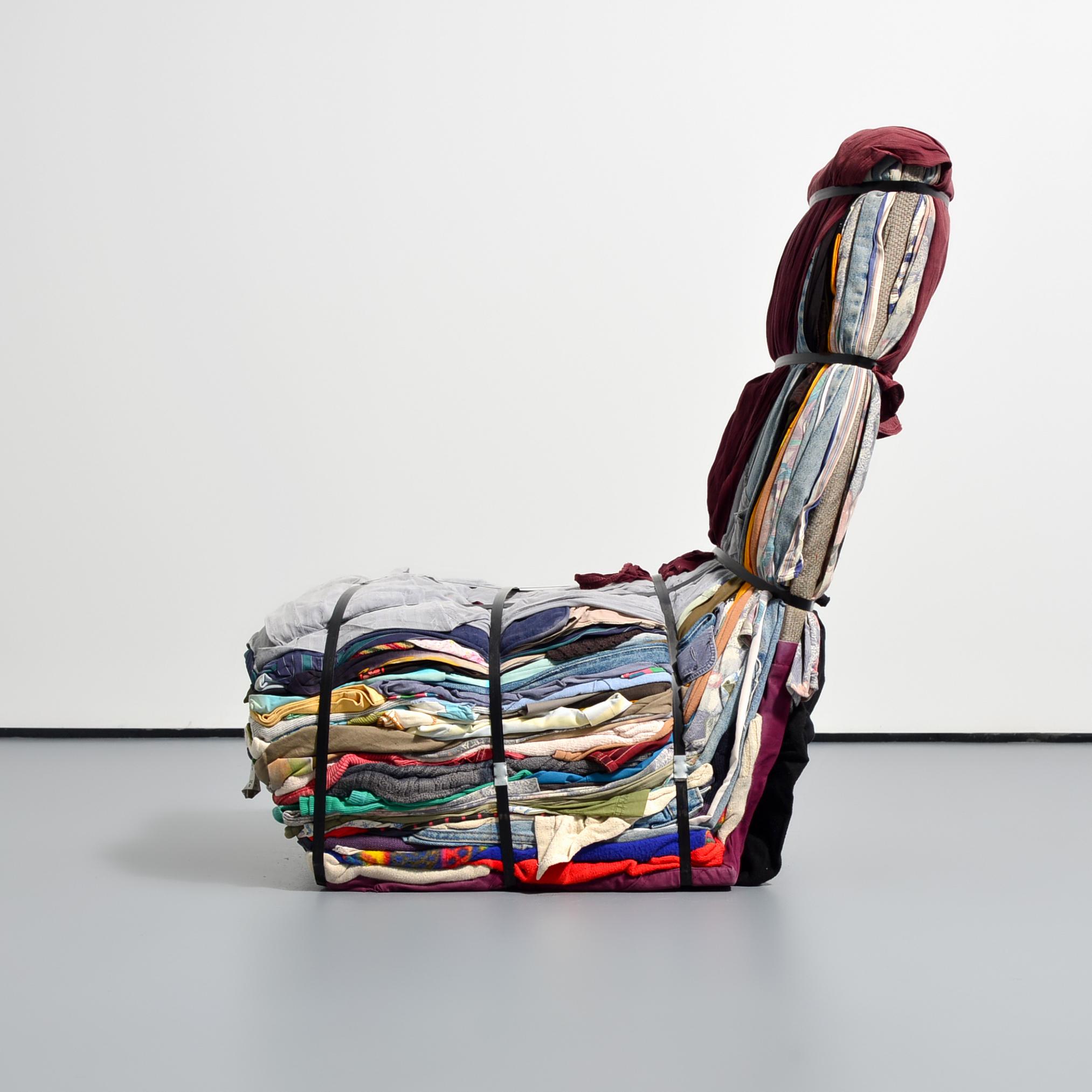 Artistics/Designer : Tejo Remy (Néerlandais, né en 1960)

Informations complémentaires : Chaque chaise en chiffon est unique.

Marquage(s) ; notes : pas de marquage(s) apparent(s)

Pays d'origine ; matériaux : Pays-Bas ; textiles, bois,