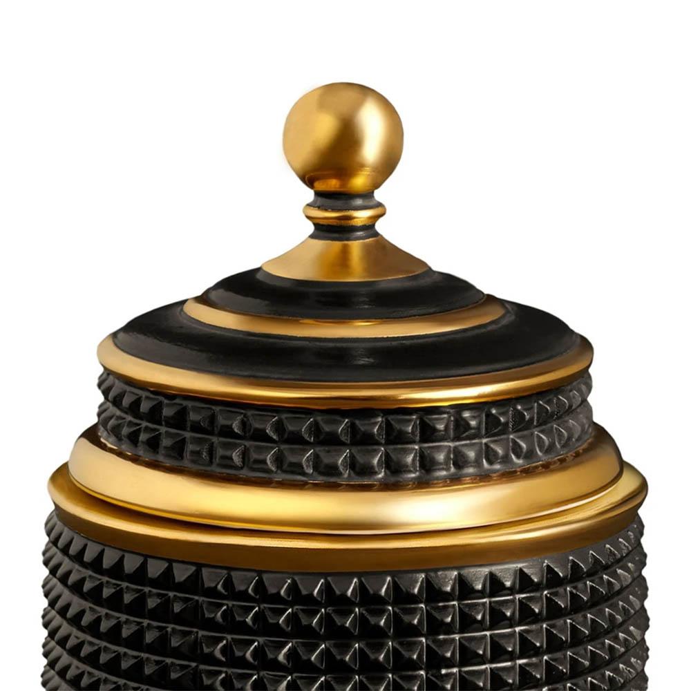 Kerze Teka aus Porzellan mit 24-karätiger
vergoldete kleine Kugel am oberen Rand des Deckels. 
Aus schwarzem Porzellan und mit 24-karätiger Goldauflage
plattiert. Enthält Paraffinwachs mit einfachem Docht. 
Wird in einer luxuriösen Geschenkbox