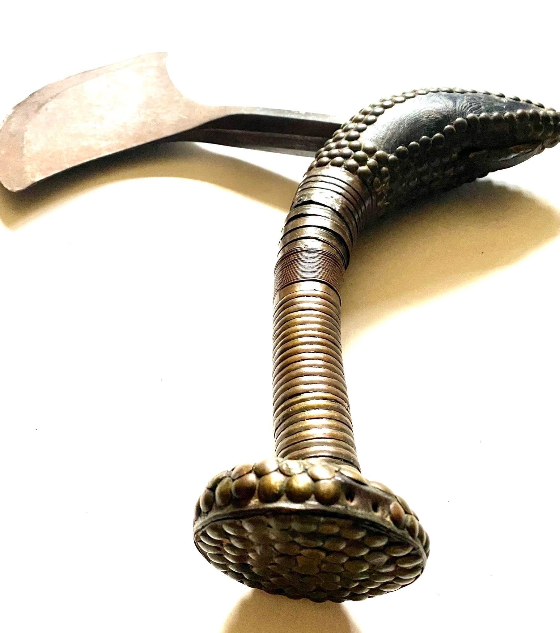 An exceptional and very rare prestige ibia axe DR Congo/Brazzaville of the Teke /Mfinu and Laali people.
Axes like these type belonged to the Teke chiefs / Kings
A museum quality and extremely rare piece!!!
Period: Around 1800-19th century.
In