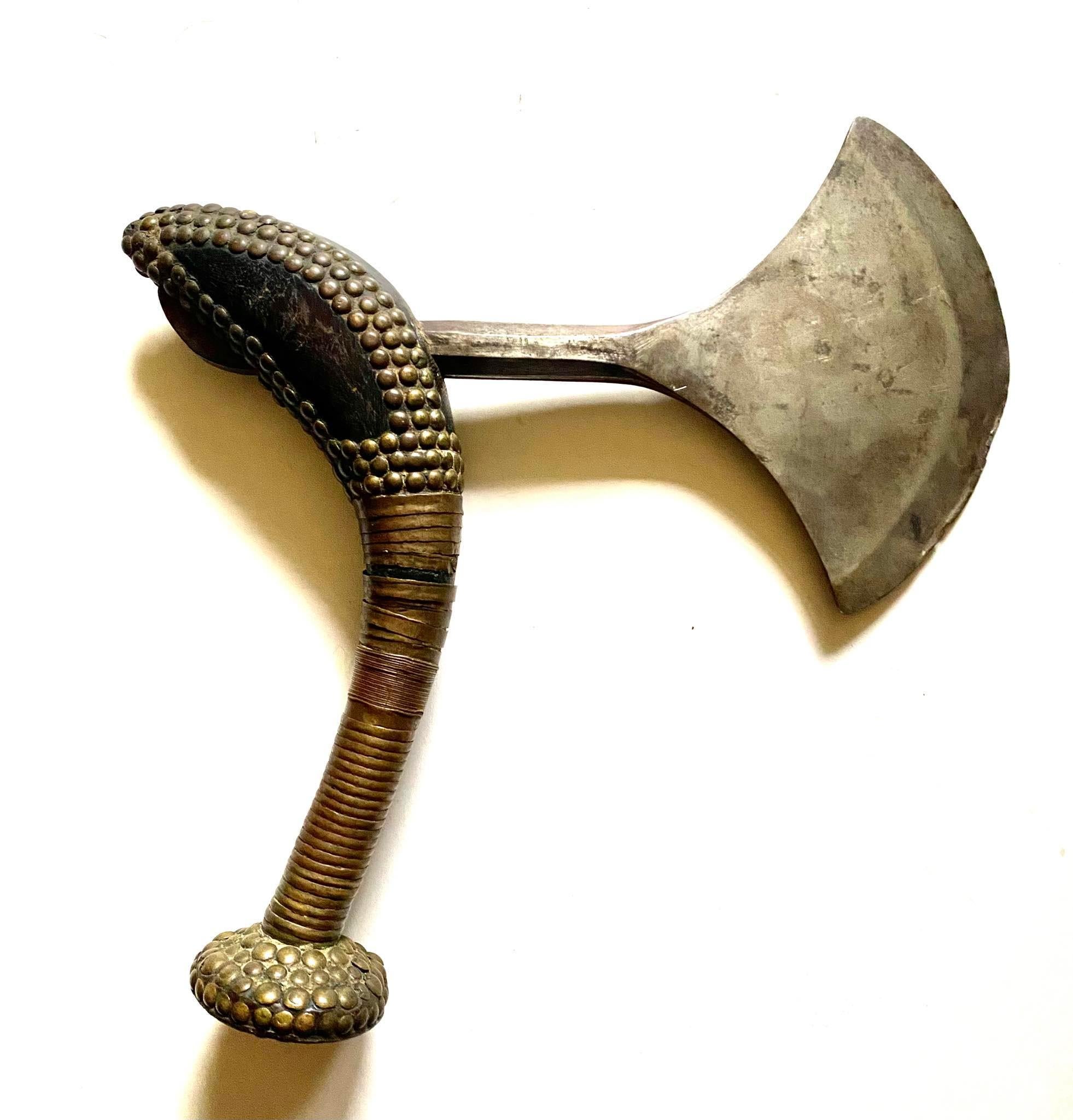 Teke Ibia Ax From The Teke Tribe, Dr Congo Brazzaville 19th Century Mfinu Laali In Good Condition For Sale In Leuven, BE