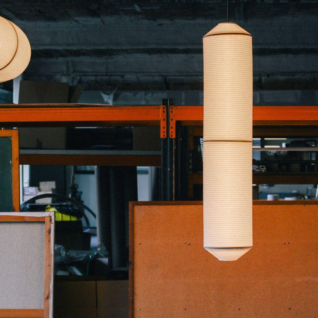 Mid-Century Modern Lampe à suspension « Tekio Vertical P2 » en papier Washi japonais pour Santa & Cole en vente