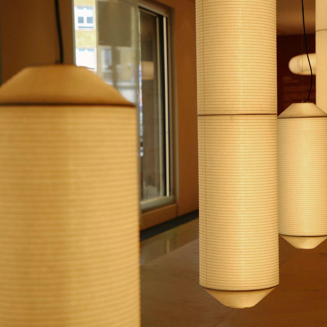 Lampe à suspension « Tekio Vertical P4 » en papier Washi japonais pour Santa & Cole Neuf - En vente à Glendale, CA