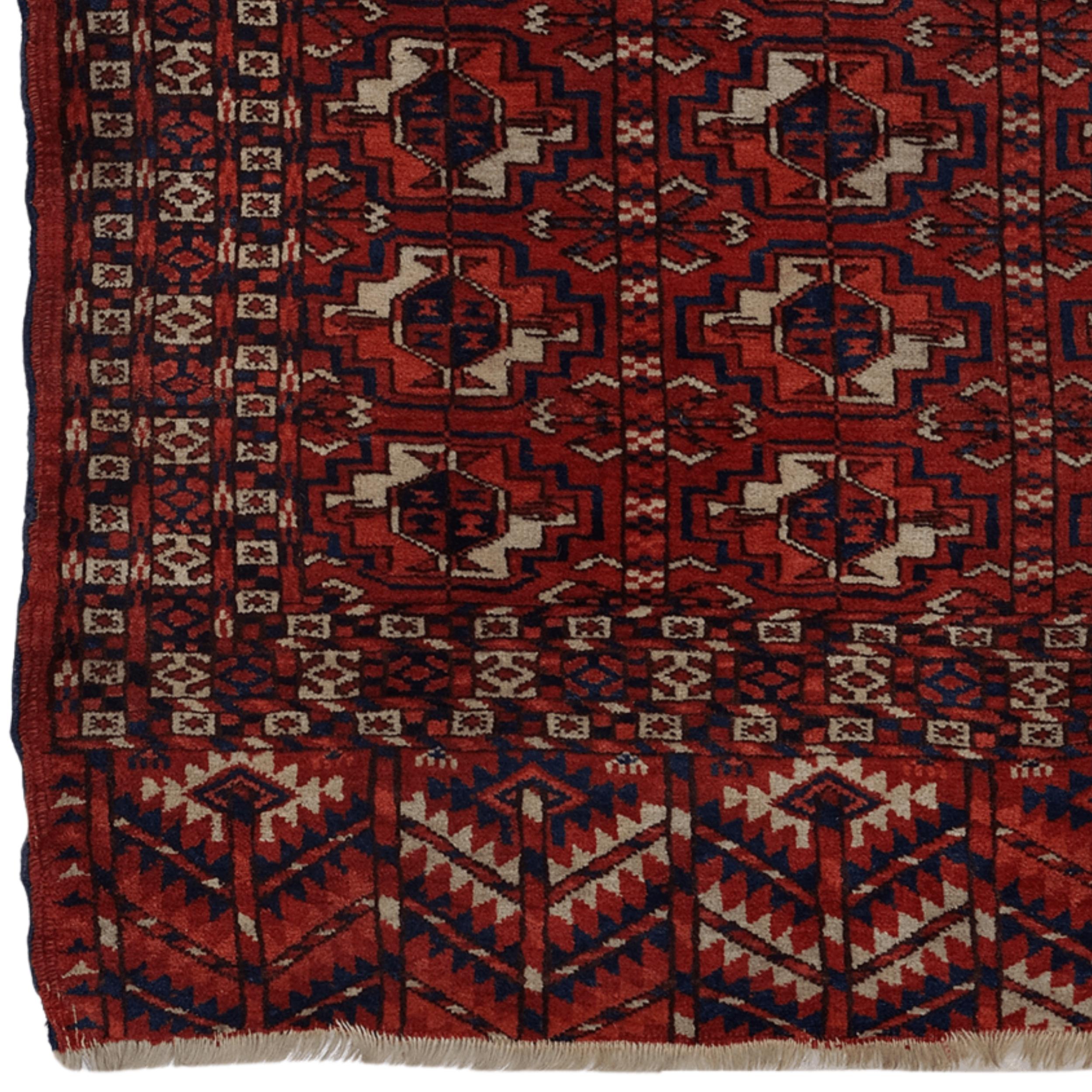 Tappeto matrimoniale Tekke - Tappeto in lana antica
Tappeto antico dell'Asia centrale del XIX secolo

Questo splendido tappeto Tekke è un tradizionale tappeto nuziale tessuto in Turkmenistan nel XIX secolo. I suoi intricati motivi geometrici,