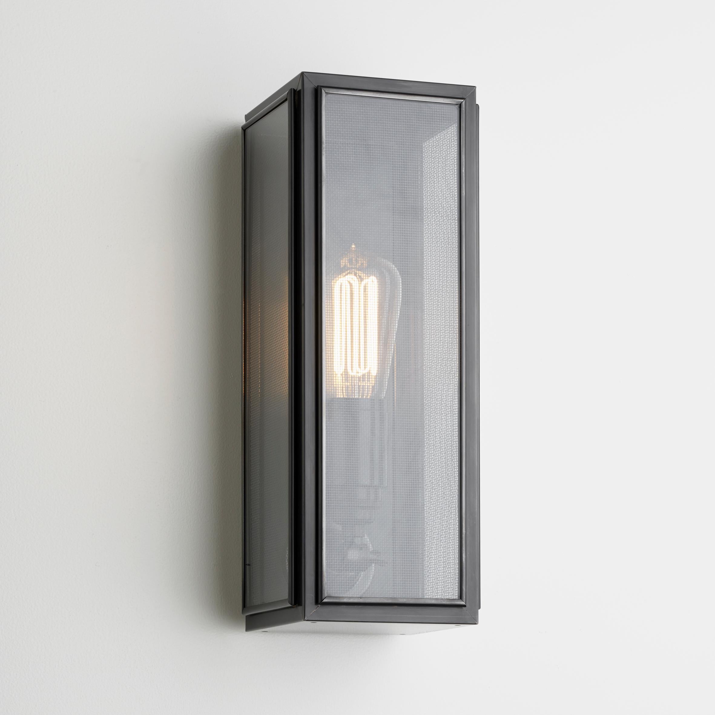 Wall light in brass with outside fitted clear glass. Spring closure. Gauze: (removable) woven metal gauze at the inside of the light fitting. For indoor and outdoor use (IP44).

Caret squirrel cage lamp 230V E27 7.7W 2300K. Main power 230V 50Hz.