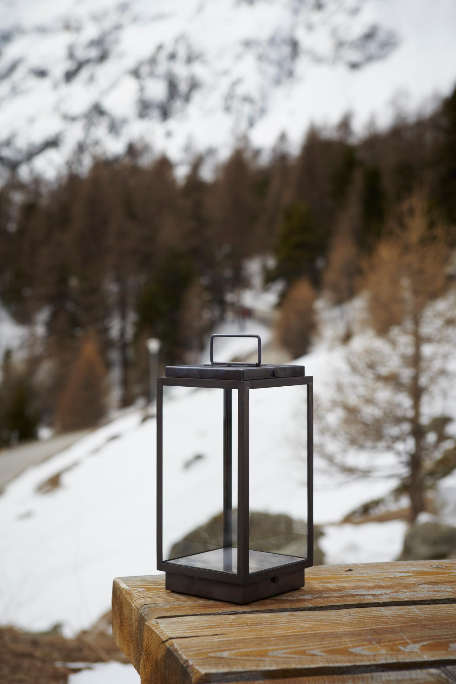 Lampe de table éclectique en bronze laqué de couleur avec verre intérieur ajusté. Fourni avec une batterie Li-ion rechargeable à la base, d'une durée de vie de sept heures après une recharge complète (de deux heures). Pour une utilisation à