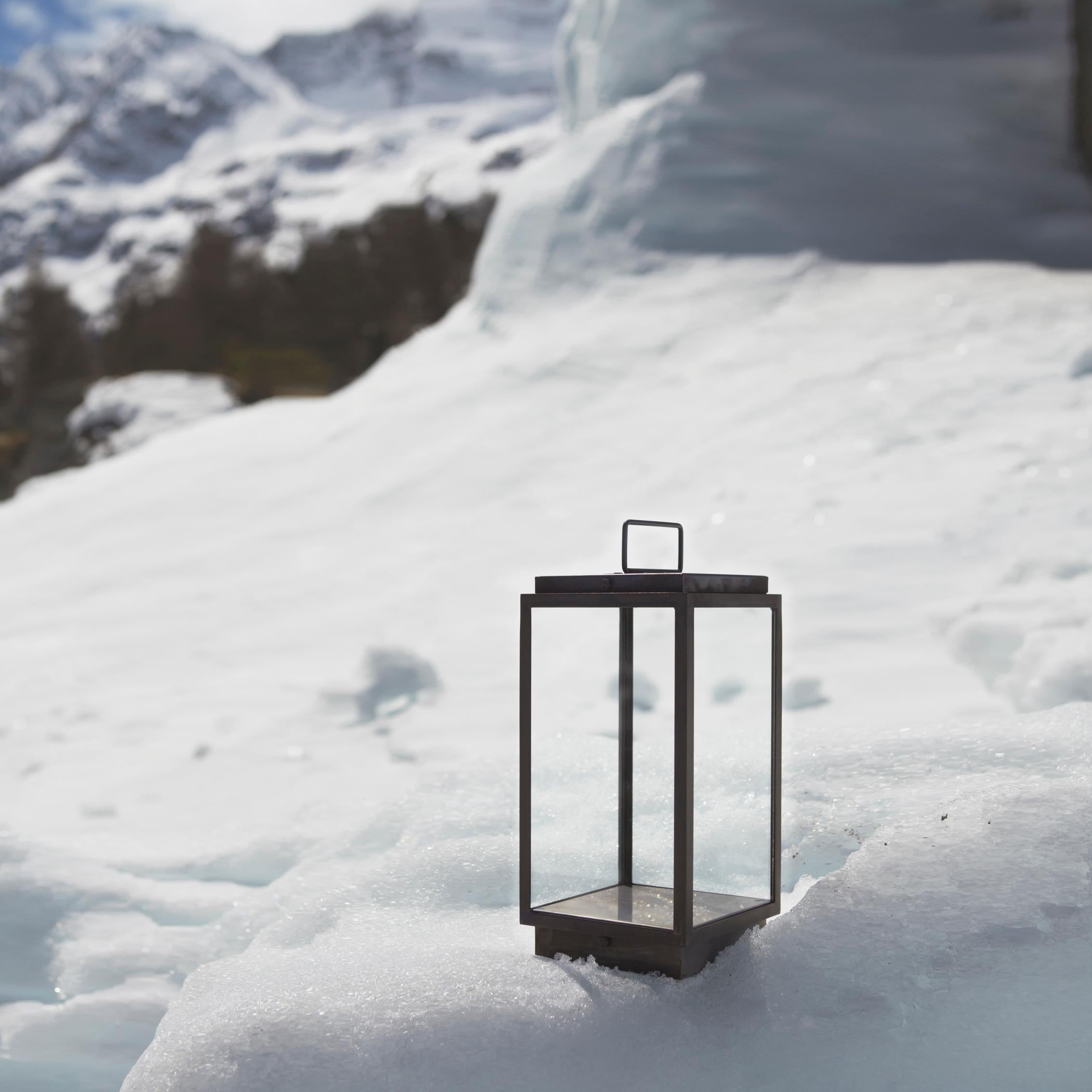 Belge Lampe de table Tekna Blakes en bronze avec laque rouge Kenia en vente