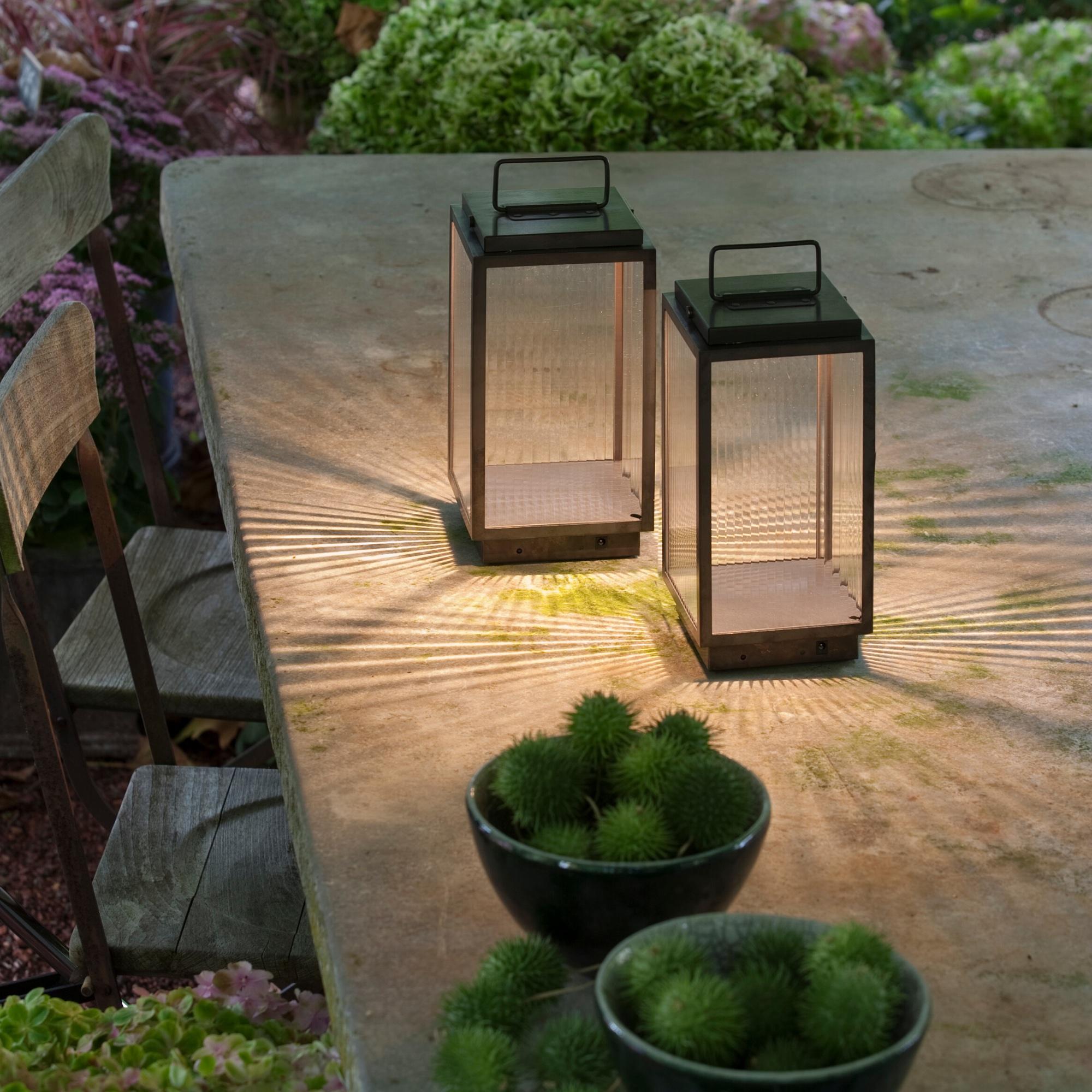 Lampe de table éclectique en bronze laqué de couleur avec verre intérieur ajusté. Fourni avec une batterie Li-ion rechargeable à la base, d'une autonomie de sept heures après une recharge complète (de deux heures). Pour une utilisation à l'intérieur