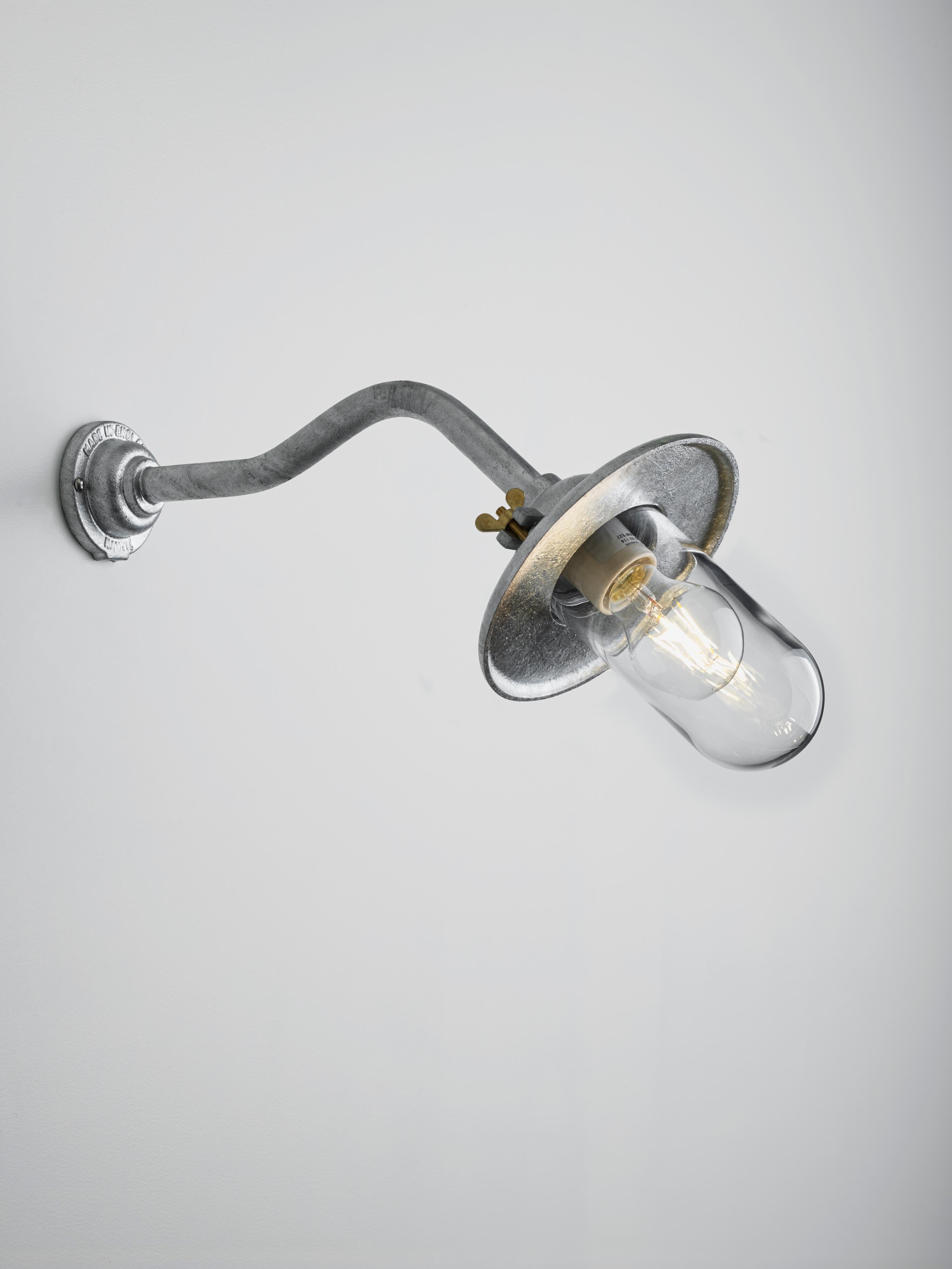 Applique in rame con braccio inclinato a 45°, riflettore e vetro trasparente o satinato. Per uso esterno (IP44).

Lampada LED 230V E27 4W 2700K Retro A60. Potenza principale 230V 50Hz.