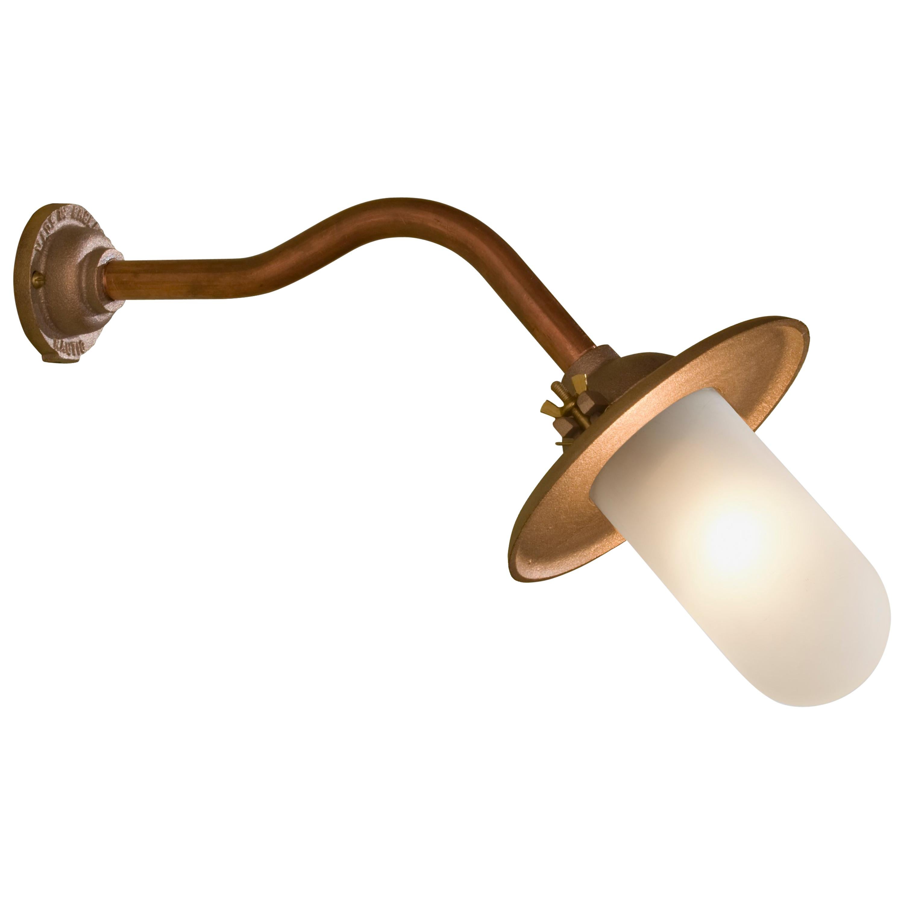 Wall light in copper with canted 45° arm, reflector and clear or frosted glass. For outdoor use (IP44).

Lamp LED 230V E27 4W 2700K Retro A60. Main power 230V 50Hz.