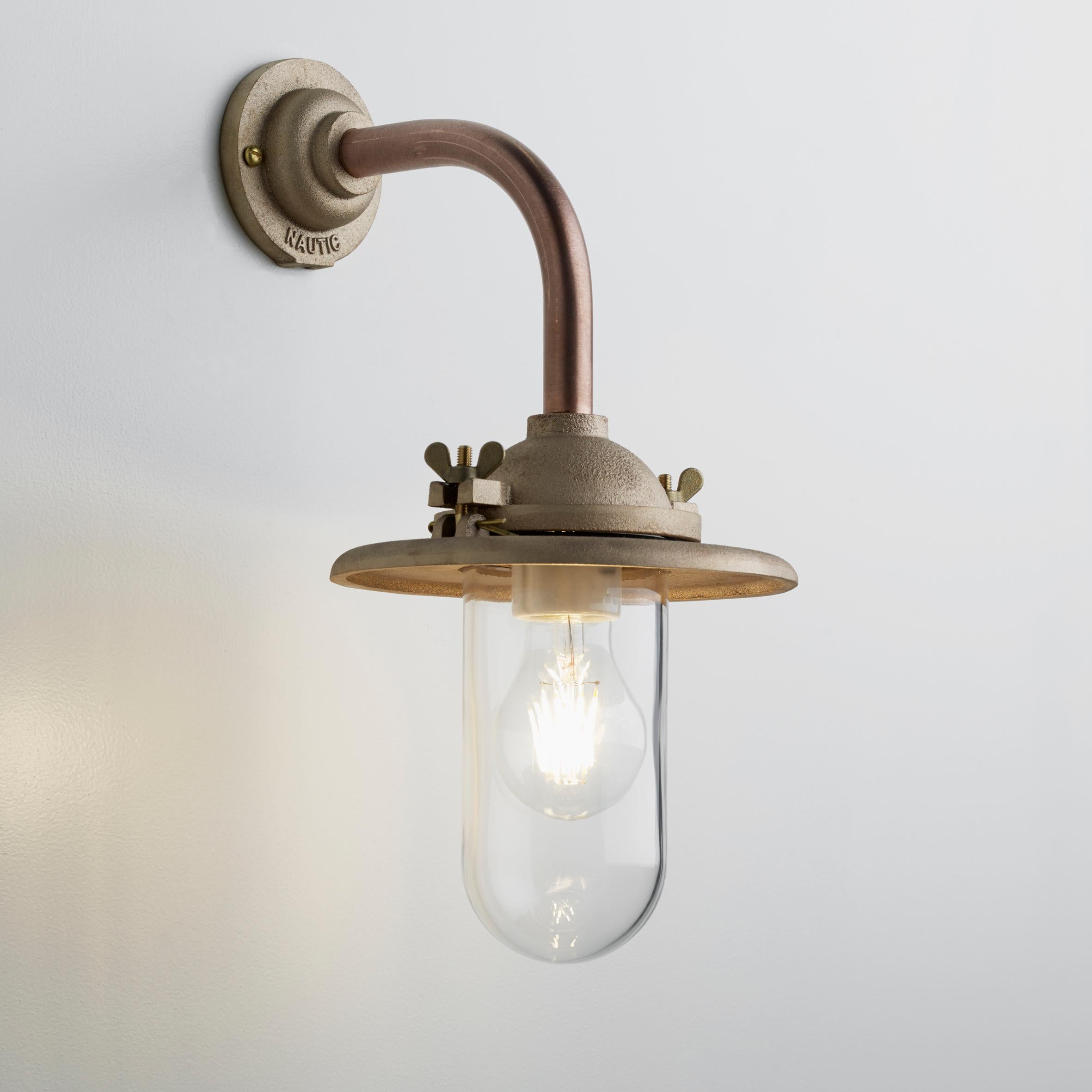 Wall light in copper with 90° arm, reflector and clear or frosted glass. For outdoor use (IP44).

Lamp LED E27 230V 4W 2700K Retro A60. Main power 230V 50Hz.