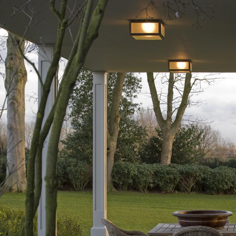 Plafoniera in ottone con vetro trasparente o satinato montato all'esterno e chiusura a molla. Solo per uso interno (IP40).

Lampada LED E27 230V 4W 2700K Retro A60. Potenza principale 230V 50Hz.
