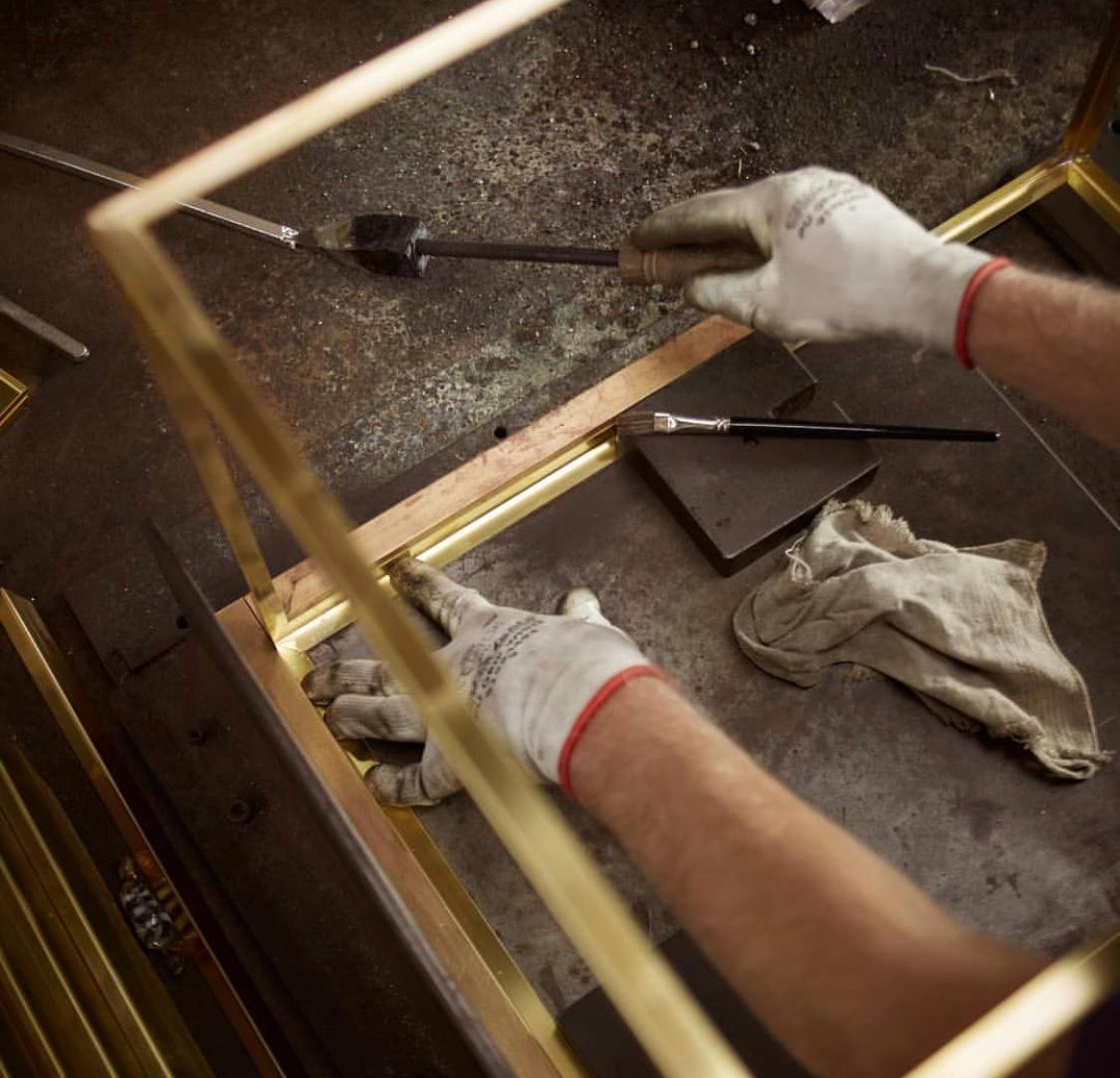 Belga Plafoniera piccola Tekna Chelsea con finitura in bronzo scuro e vetro satinato in vendita