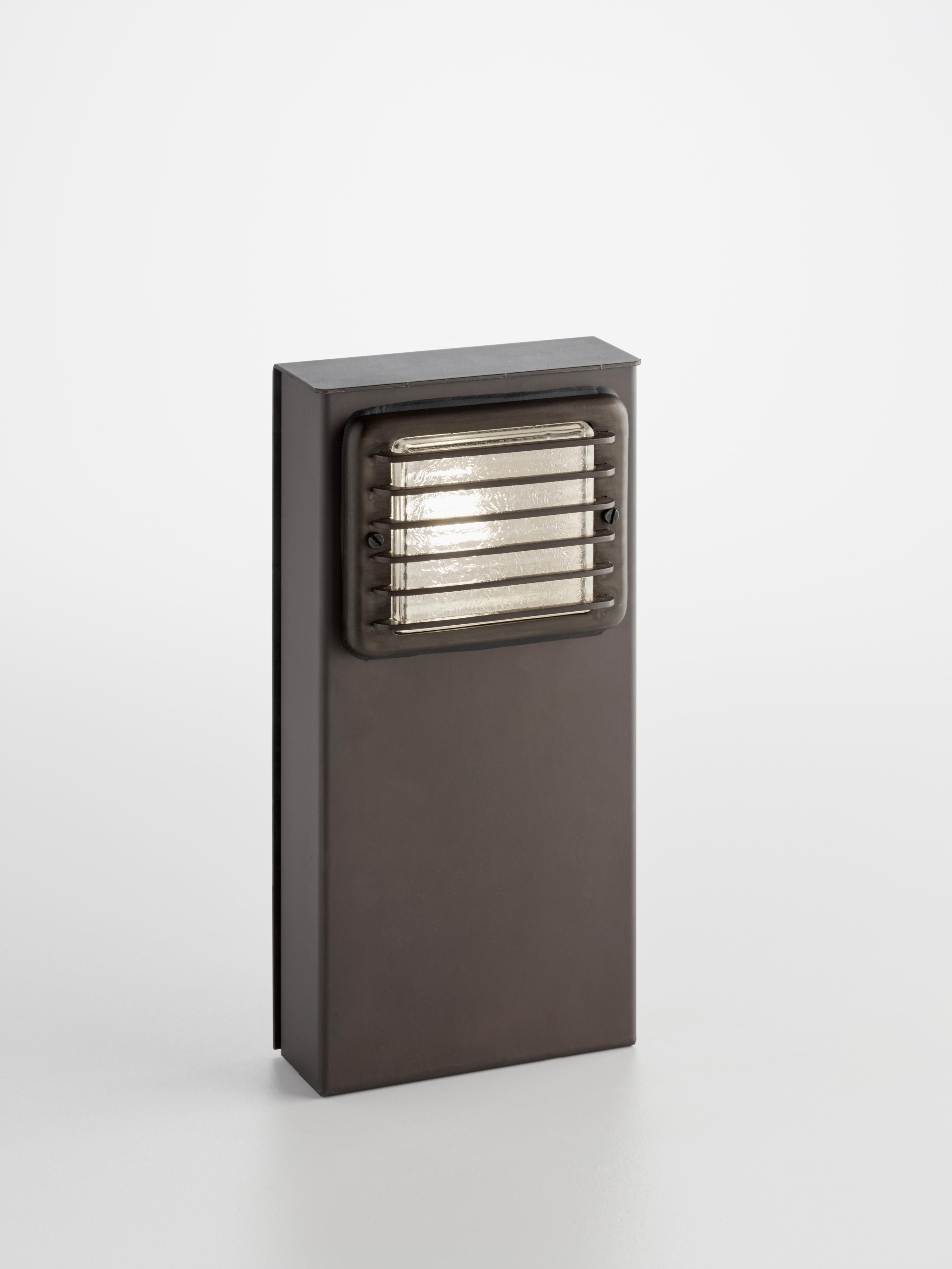 Post light in copper with ‘Steplight’ in dark bronze. With removable back panel for anchoring and electrical connection. For outdoor use (IP54).

LED module 230V 4.3W 2700K 145lm. Main power 230V 50Hz.
