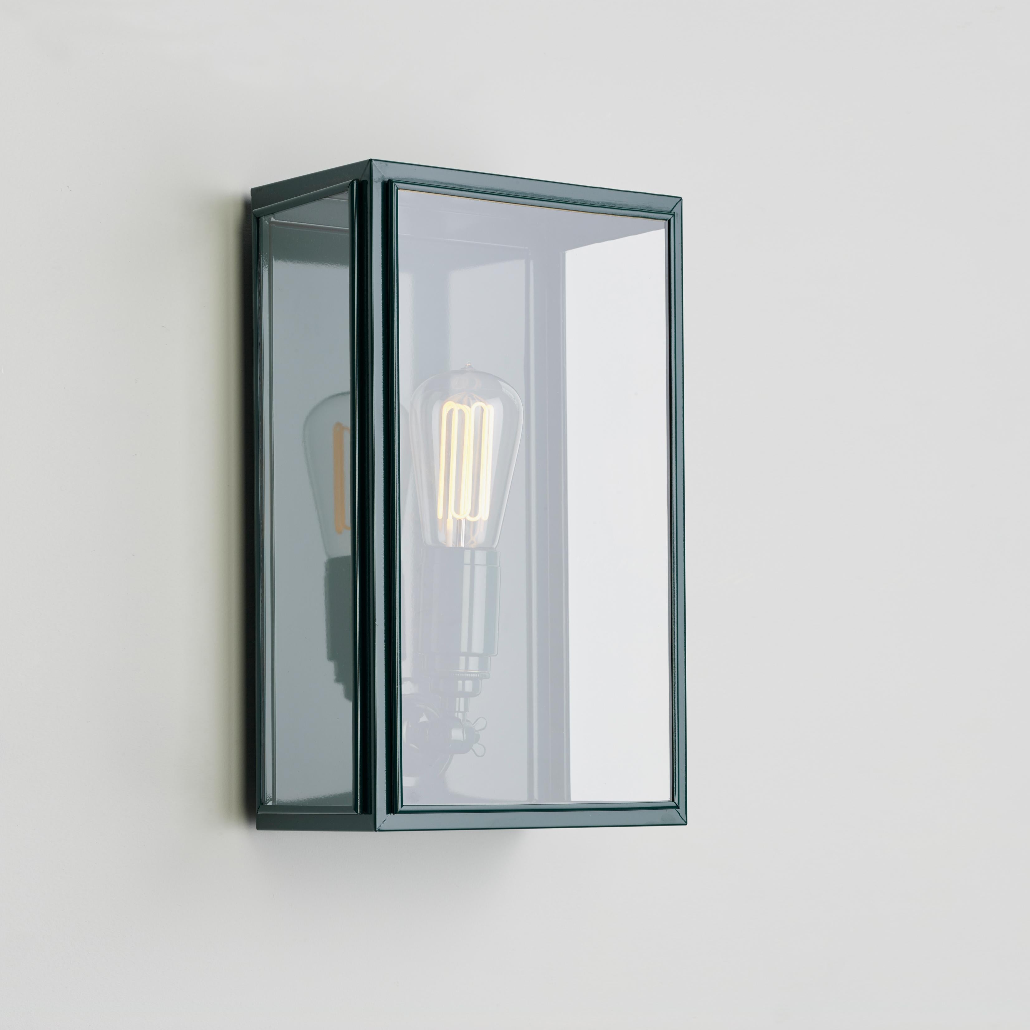 Wandleuchte aus farbig lackiertem Messing mit außen angebrachtem klarem oder mattiertem Glas und Federverschluss. Für Innen- und Außenanwendungen (IP44). Die Glühbirne ist nicht im Lieferumfang enthalten, kann aber von Just Bulbs in NYC bezogen