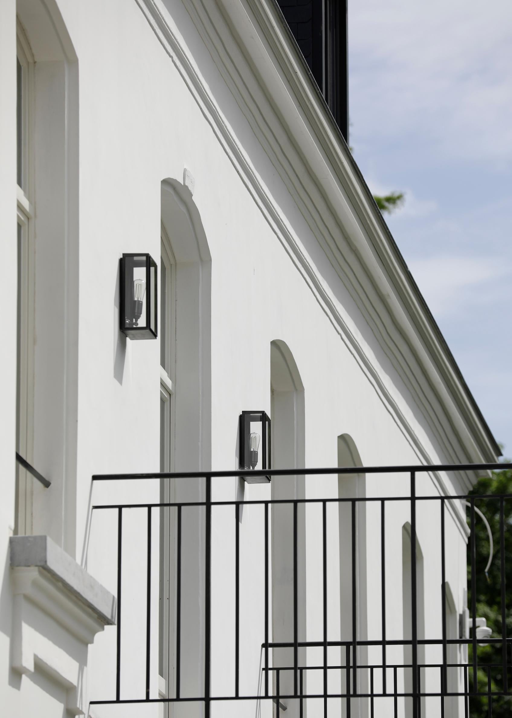 Aplique de pared de latón lacado en color con cristal transparente o esmerilado colocado en el exterior y cierre de resorte. Para uso en interiores y exteriores (IP44).

Caret Lámpara de jaula de ardilla 230V E27 7,7W 2300K. Alimentación principal