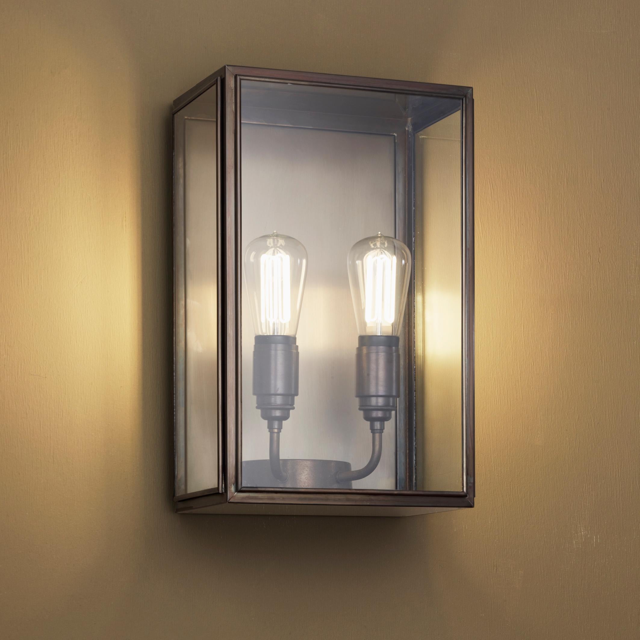 Wall light in brass with outside fitted clear glass and spring closure. For indoor and outdoor use (IP44).

Caret squirrel cage lamp 230V E27 2 x 7,7W 2300K. Main power 230V 50Hz.