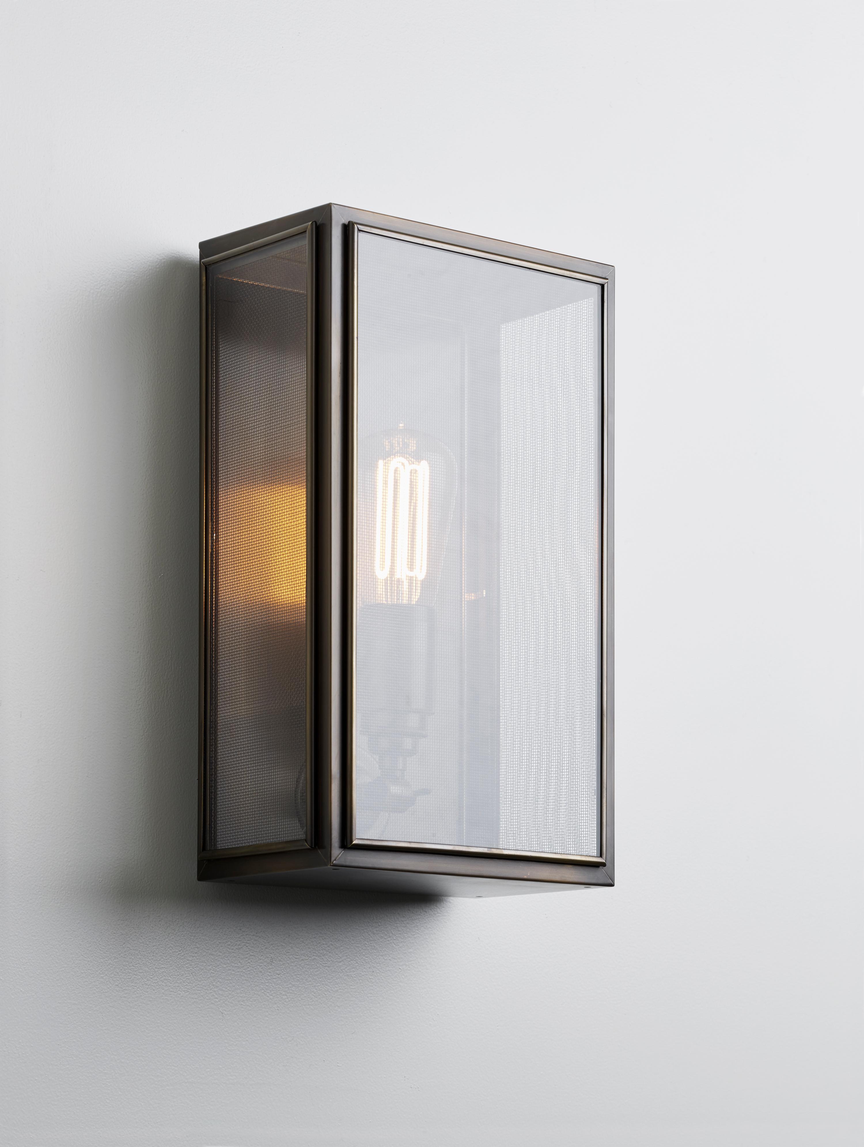 Wall light in brass with outside fitted clear glass and spring closure. Gauze: (removable) woven metal gauze at the inside of the light fitting. For indoor and outdoor use (IP44).

Caret squirrel cage lamp 230V E27 7,7W 2300K. Main power 230V 50Hz.